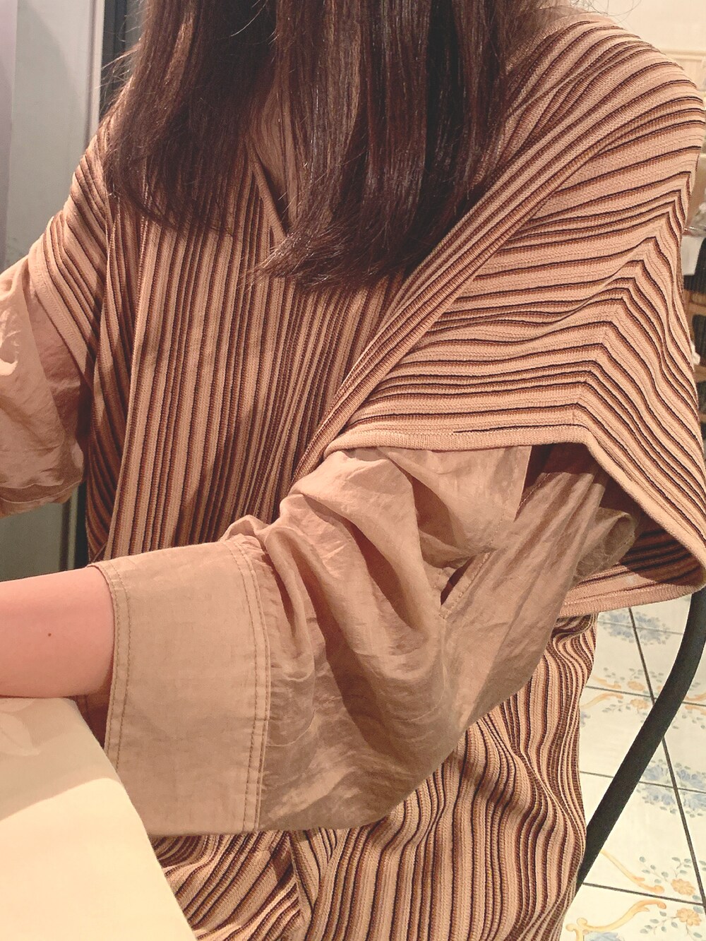 ベージュ系のワンピース、ベージュ系のシャツ/ブラウスを着用したレディースの春コーディネートの2枚目の写真