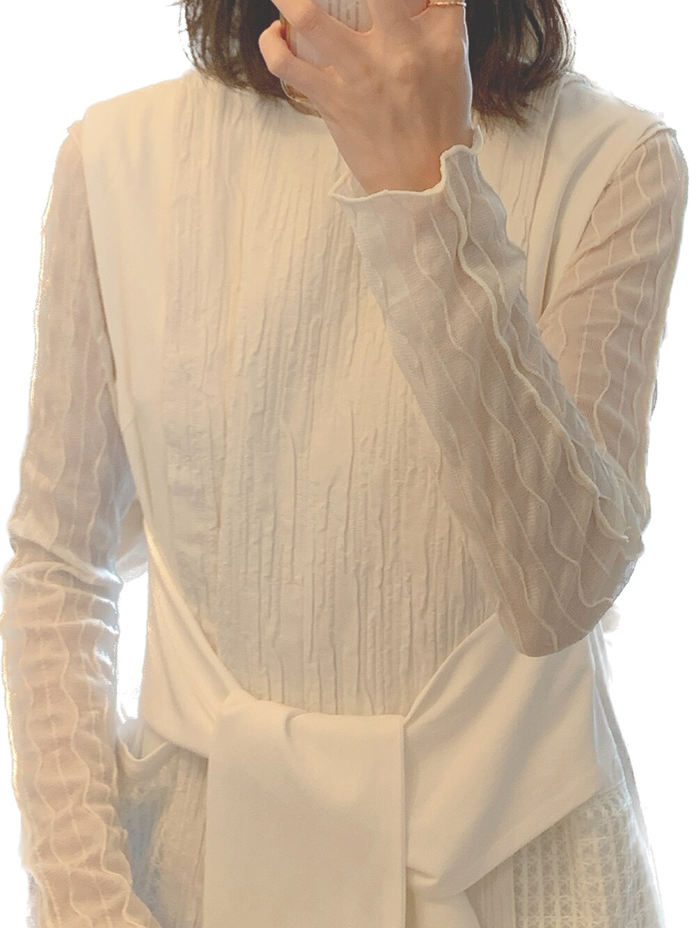 ホワイト系のワンピース、ホワイト系のブルゾンを着用したレディースの秋コーディネートの2枚目の写真