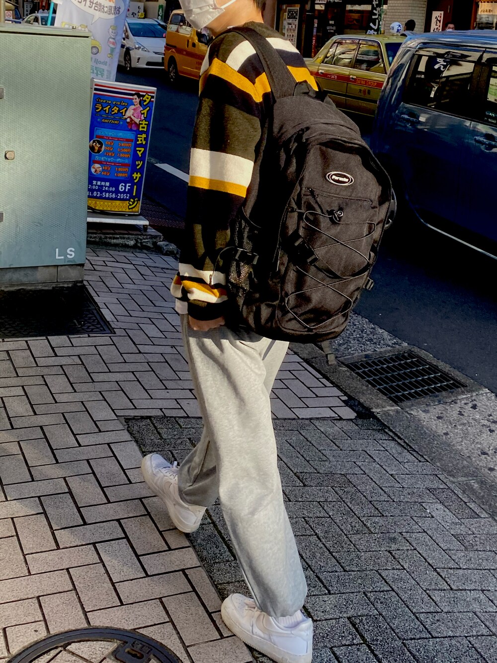 「スウェットパンツ、スニーカー、ニット、シンプル、NIKE、リュック、秋のコーデ、ロンT、GU、冬、黒リュック、ゆるコーデ、韓国ファッション、お洒落さんとつながりたい、未来のWEARISTAプロジェクト」｜「NIKEのナイキ エア フォース 1 LOW 07 メンズシューズ（スニーカー、ホワイト系）」を使った、harukiさん（メンズ・175cm）の秋コーディネートの2枚目の写真