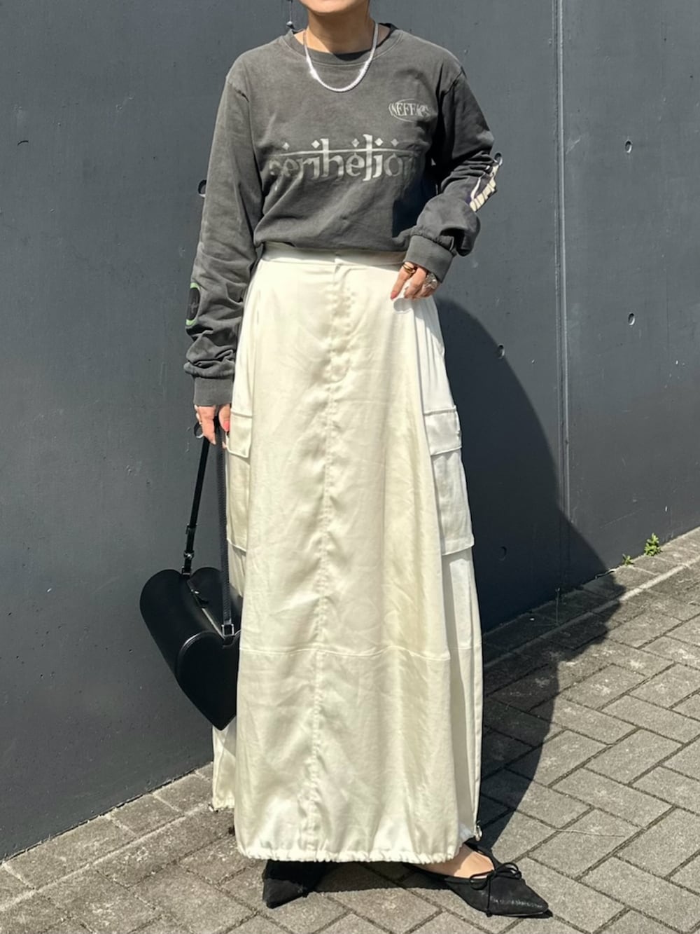 「le elmi、ルエルミ、ロンT、グラフィックＴ、春服、大人女子、カジュアルコーデ、大人カジュアル、サテンスカート、はるコーデ、レディースファッション、ママコーデ、スカートスタイル、スカートコーデ、モノトーン」｜「ADAM ET ROPE'の【サステナブル】サテンバルーンカーゴスカート（スカート、ホワイト系）」を使った、mikaさん（レディース・157cm）の春コーディネートの3枚目の写真