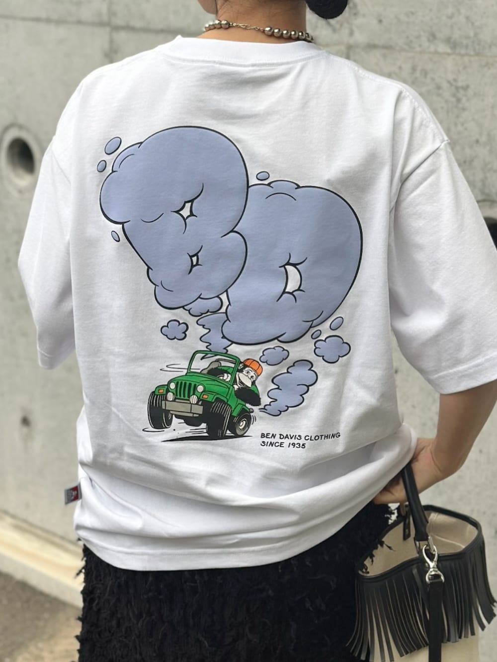 「NAVAL、naval_tokyo、BEN DAVIS、ベンデイビス、バックプリント、バックプリントTシャツ、Tシャツ、白Tシャツ、大人カジュアル、初夏コーデ、Tシャツ/カットソー、ママコーデ、カジュアル、夏コーデ、夏ファッション」｜「VIVAIAのアイテム（サンダル、ブラック系）」を使った、mikaさん（レディース・157cm）の春コーディネートの5枚目の写真