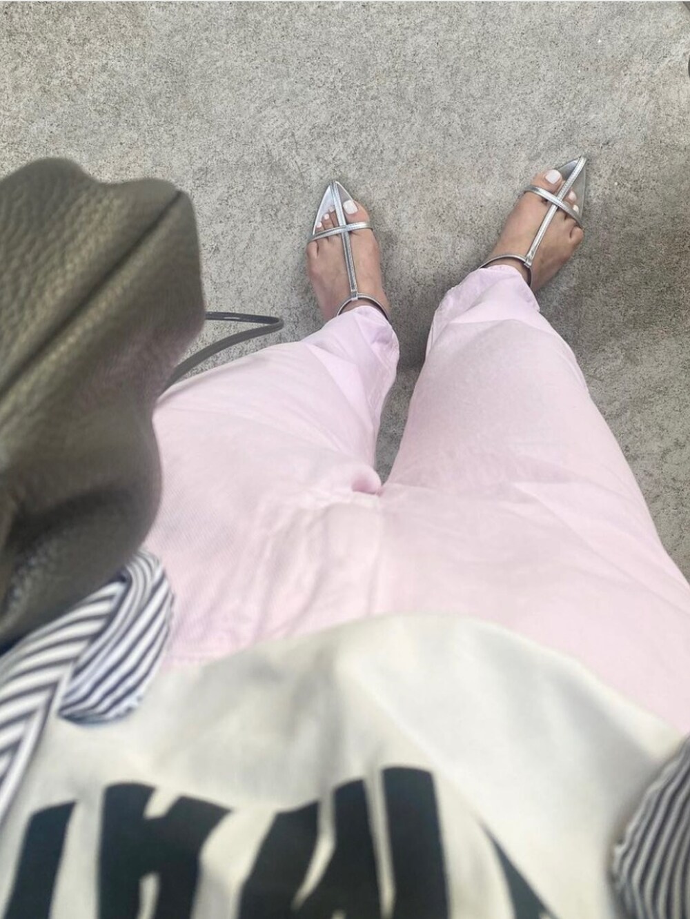 「bohmal、ボマール、bohmal_style、bohmal_official、Tストラップサンダル、ZARA、オトナカジュアル、きれいめカジュアル、メタリックサンダル、メタリック、ママコーデ、ママファッション、大人コーデ、ピンク、ピンクパンツ」｜「bohmalのポインテッドトゥTストラップサンダル（サンダル、シルバー系）」を使った、mikaさん（レディース・157cm）の春コーディネートの3枚目の写真
