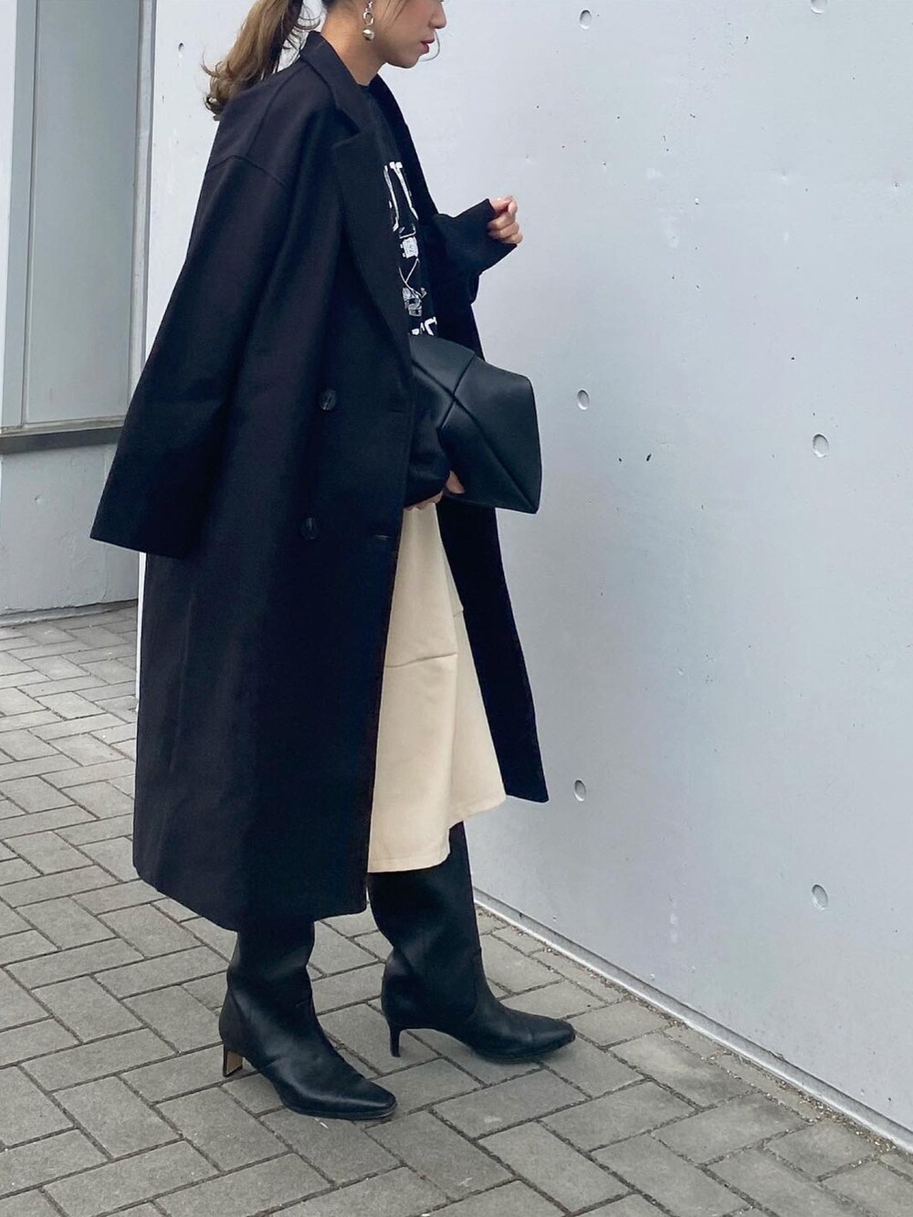 「冬コーデ、ロングコート、チェスターコート、ダブルボタン、plachic、H&M、ロゴスウェット、カレッジスウェット、カレッジロゴ、GRL、グレイル、モノトーン、きれいめカジュアル、オトナカジュアル、ロングブーツ」｜「plachicのアイテム（ジャケット/アウター、ホワイト系）」を使った、mikaさん（レディース・157cm）の秋コーディネートの2枚目の写真