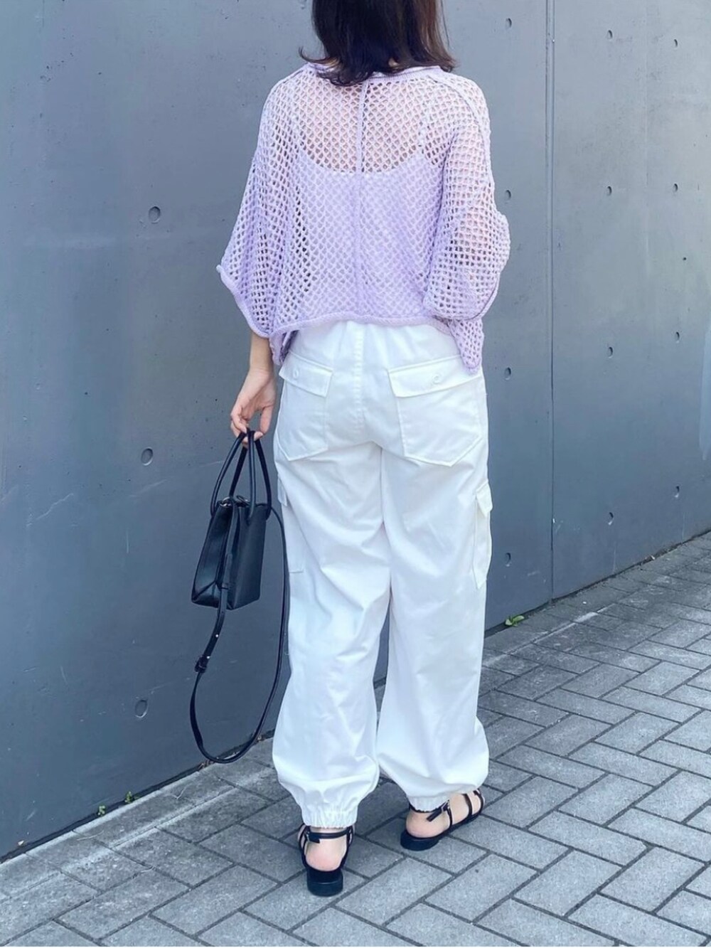 「Angie、ANGIE、ANGIE VINTAGE、メッシュニット、メッシュトップス、クロップドトップス、クロップド丈、GRL、グレイル、カーゴパンツ、サンダル、きれいめカジュアル、オトナカジュアル、ママコーデ、ママファッション」｜「GRLのアイテム（カーゴパンツ、ホワイト系）」を使った、mikaさん（レディース・157cm）の春コーディネートの3枚目の写真