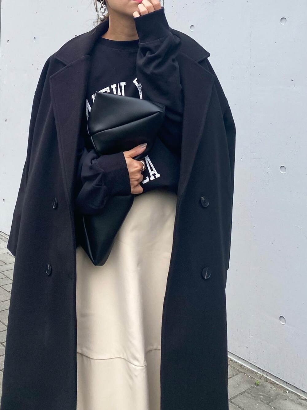 「冬コーデ、ロングコート、チェスターコート、ダブルボタン、plachic、H&M、ロゴスウェット、カレッジスウェット、カレッジロゴ、GRL、グレイル、モノトーン、きれいめカジュアル、オトナカジュアル、ロングブーツ」｜「plachicのアイテム（ジャケット/アウター、ホワイト系）」を使った、mikaさん（レディース・157cm）の秋コーディネートの5枚目の写真