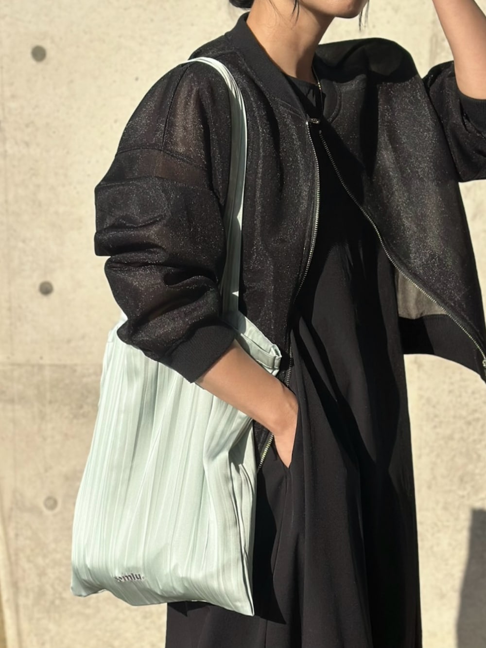 「somlu.、ソンムル、トートバッグ、バッグ、ブラックコーデ、バルーンワンピ、シア―ブルゾン、シアーアウター、ワンピース、スニーカー、スニーカーコーデ、オトナカジュアル、オトナ女子、大人カジュアル、NIKE」｜「NIKEの【NIKE】FV6603-100 ﾅｲｷ ｳｨﾒﾝｽﾞ P-6000（スニーカー、シルバー系）」を使った、mikaさん（レディース・157cm）の夏コーディネートの3枚目の写真