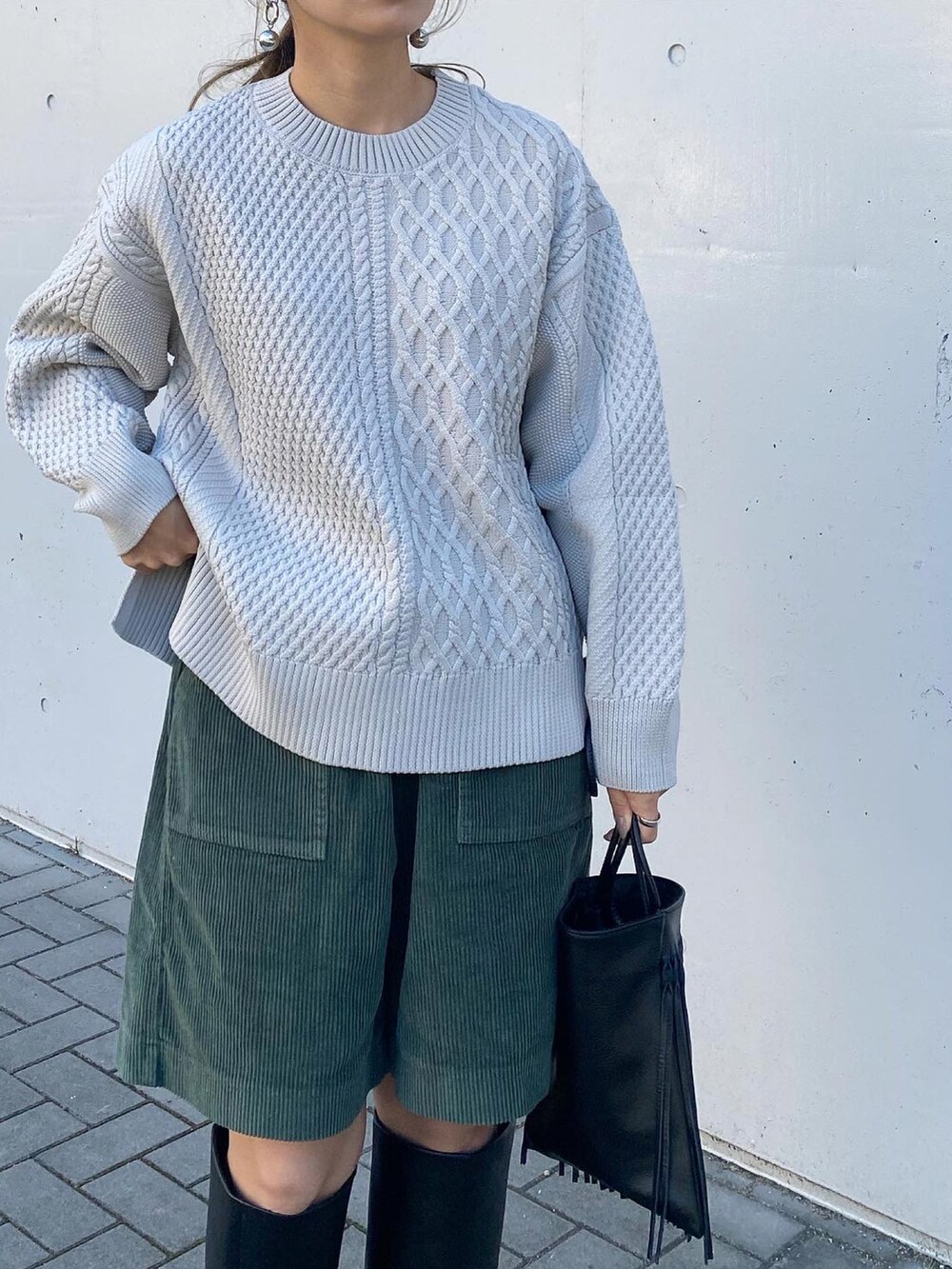 「ケーブルニット、ニット、アシンメトリー、BONbazaar、ボンバザール、コーデュロイパンツ、バミューダパンツ、plachic、ロングブーツ、H&M、nomadis、フリンジバッグ、ショルダーバッグ、オトナカジュアル、きれいめカジュアル」｜「H&Mのアイテム（ブーツ、ブラック系）」を使った、mikaさん（レディース・157cm）の秋コーディネートの4枚目の写真