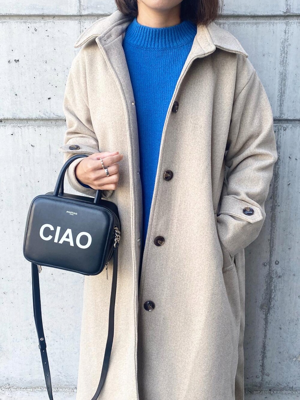 「feepur、ロングコート、ステンカラーコート、スタンドカラーコート、ベージュコート、GRL、グレイル、ブルーニット、ニット、ツイードスカート、チェルシーブーツ、michino、きれいめカジュアル、オトナカジュアル、ママコーデ」｜「feepurのスタンドカラーロングコート（ステンカラーコート、ベージュ系）」を使った、mikaさん（レディース・157cm）の秋コーディネートの4枚目の写真