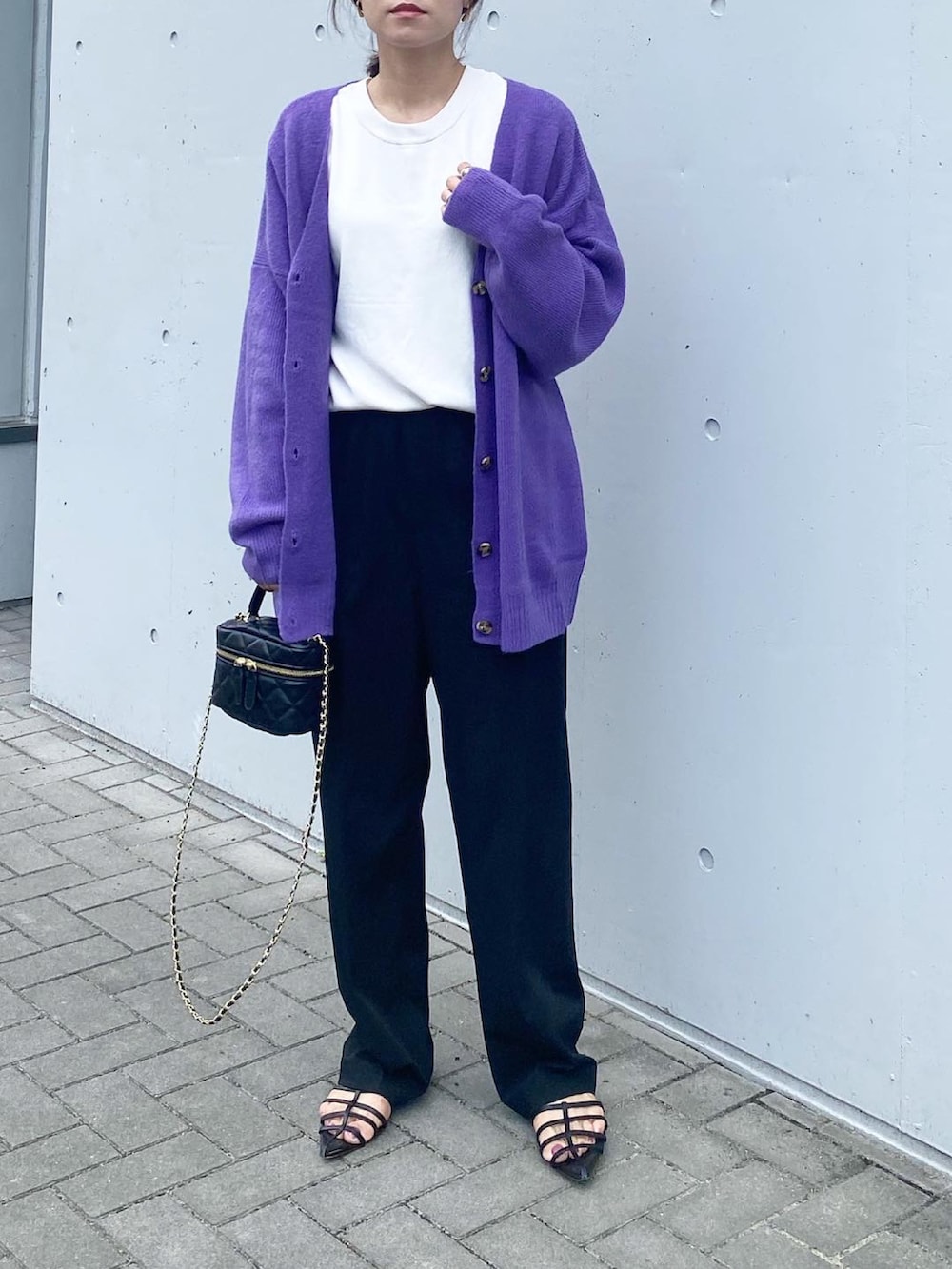 「ANGIE、Angie、カーディガン、オーバーサイズカーディガン、オーバーサイズニット、パープル、秋カラー、秋のコーデ、秋コーデ、オーバーサイズ、UNIQLO、ユニクロ、オトナカジュアル、きれいめカジュアル、ママコーデ」｜「UNIQLOのアイテム（パンツ、ブラック系）」を使った、mikaさん（レディース・157cm）の夏コーディネートの2枚目の写真