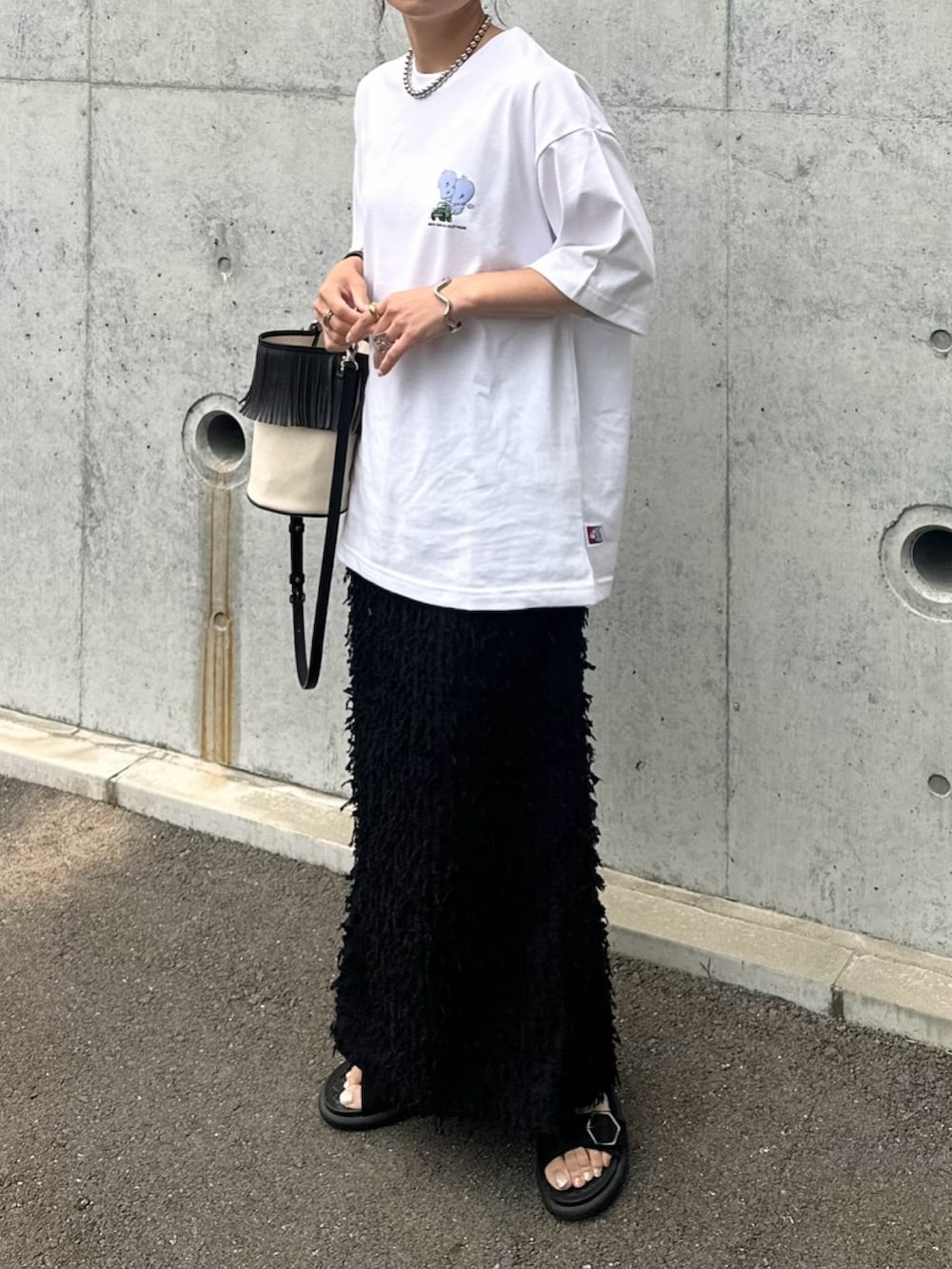 「NAVAL、naval_tokyo、BEN DAVIS、ベンデイビス、バックプリント、バックプリントTシャツ、Tシャツ、白Tシャツ、大人カジュアル、初夏コーデ、Tシャツ/カットソー、ママコーデ、カジュアル、夏コーデ、夏ファッション」｜「VIVAIAのアイテム（サンダル、ブラック系）」を使った、mikaさん（レディース・157cm）の春コーディネートの3枚目の写真