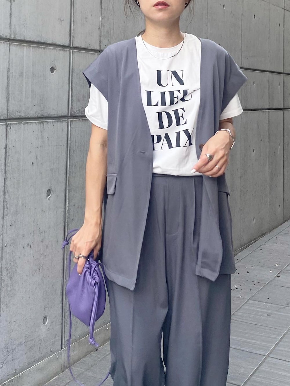 「セットアップ、BONLECILL、ボンルシール、ジャケット、センタープレスパンツ、ジレ、２ＷＡＹ、ZARA、AYAKOBAG、巾着バッグ、パープル、大人コーデ、オトナカジュアル、きれいめカジュアル、ママコーデ」｜「BONLECILLの【2点セット】2wayノーカラーテーラードジャケット/ジレ&センタープレスパンツ セットアップ【ファッション雑誌SPRiNG 7月号掲載】（セットアップ、グレー系）」を使った、mikaさん（レディース・157cm）の夏コーディネートの4枚目の写真