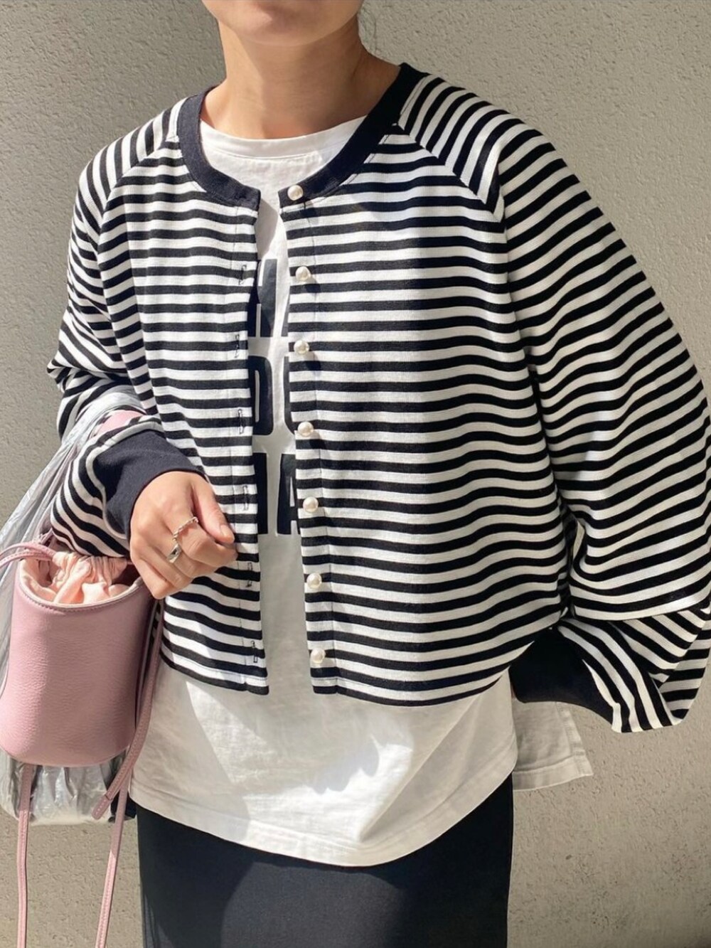 「BONLECILL、ボンルシール、春服デビュー宣言、カーディガン、カーディガンコーデ、ボーダー、パールボタン、クロップド丈、ローファー、ローファーコーデ、ストラップシューズ、大人カジュアル、きれいめカジュアル、ママコーデ、T字ストラップ」｜「BONLECILLのフェイクレザー T字ストラップローファー（ローファー、ブラック系）」を使った、mikaさん（レディース・157cm）の春コーディネートの4枚目の写真