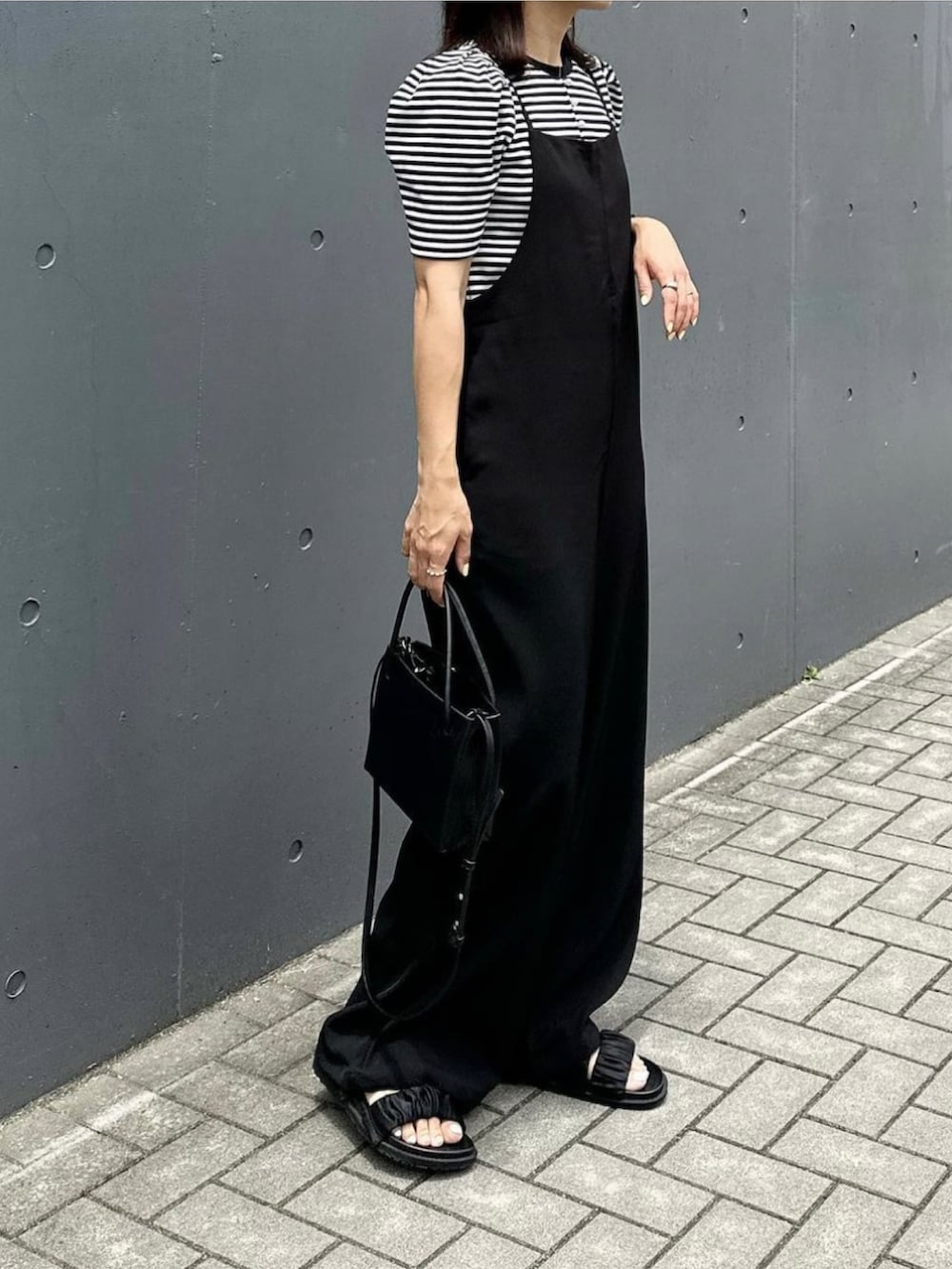 「BONLECILL、ボンルシール、ボーダートップス、ボーダー、パールボタン、モノトーン、モノトーンコーデ、きれいめカジュアル、オトナカジュアル、ラクチンコーデ、夏コーデ、サンダル、evernavy、サロペット、ZARA」｜「ZARAのアイテム（ショルダーバッグ、ブラック系）」を使った、mikaさん（レディース・157cm）の夏コーディネートの2枚目の写真