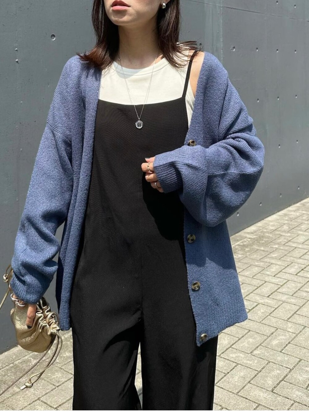 「ANGIE VINTAGE、ANGIE、angie_ootd、angie_vintage、カーディガン、カーディガンコーデ、オーバーサイズ、オーバーサイズニット、サロペット、evernavy、HEWN、ファーサンダル、巾着バッグ、オトナカジュアル、きれいめカジュアル」｜「ANGIEの【2023AW】オーバーサイズVネックニットカーディガン（カーディガン/ボレロ、ブルー系）」を使った、mikaさん（レディース・157cm）の夏コーディネートの4枚目の写真