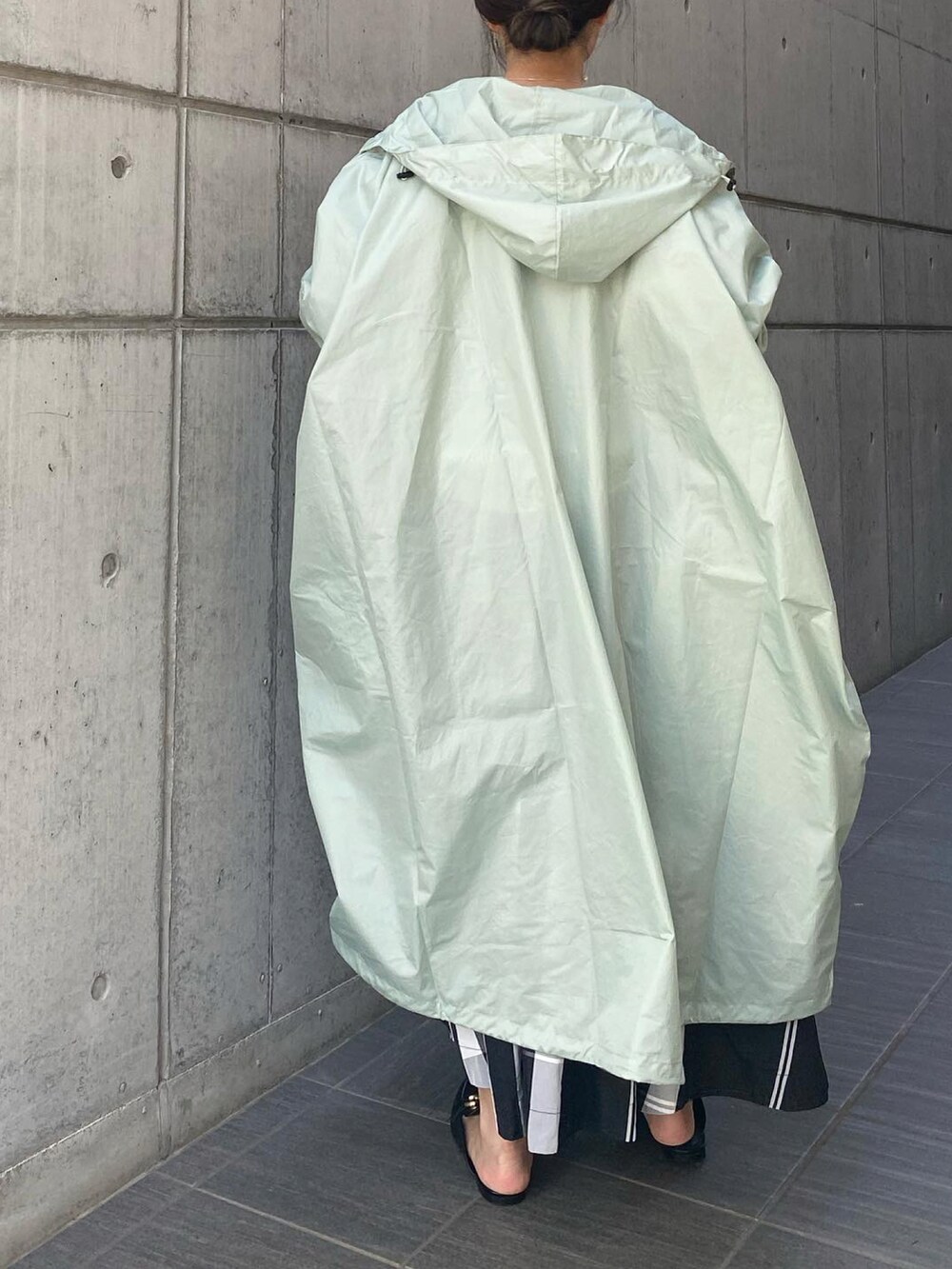 ブラック系のハンドバッグ、ブラック系のスカート、ブラック系のシューズを着用したレディースの春コーディネートの3枚目の写真