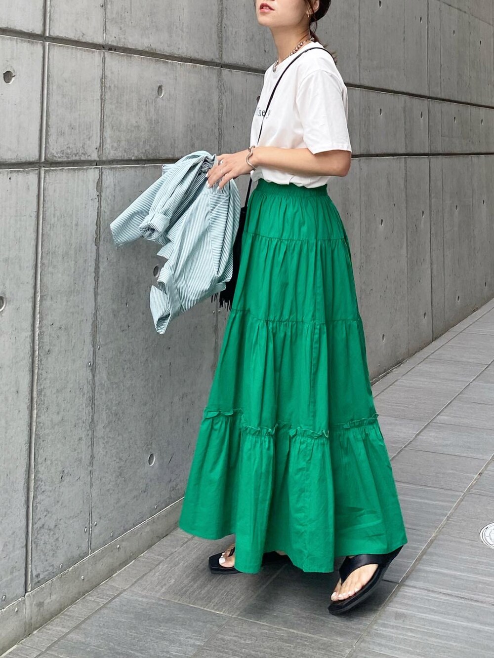 「LAUIR、JUNOAH、ティアードスカート、グリーン、グリーンスカート、フレアスカート、ロゴT、ストライプシャツ、plachic、aeyon、UNIQLO、トングサンダル、ショルダーバッグ、オトナカジュアル、きれいめカジュアル」｜「LAUIRのギャザーフリルティアードマキシスカート（スカート、グリーン系）」を使った、mikaさん（レディース・157cm）の夏コーディネートの2枚目の写真