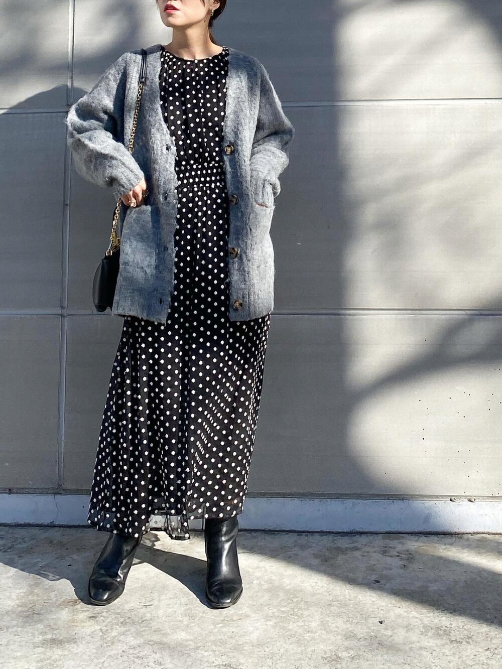 「カーディガン、ビッグシルエット、グレー、natural couture、ワンピース、ZARA、ZANCHETTI、ショートブーツ、きれいめカジュアル、オトナカジュアル、ママコーデ、刺繍ワンピース、モノトーンコーデ、オトナ女子、大人ガーリー」｜「natural coutureの【大人ナチュ】【WEB限定】モンスターBIGカーディガン（カーディガン/ボレロ、グレー系）」を使った、mikaさん（レディース・157cm）の冬コーディネートの4枚目の写真
