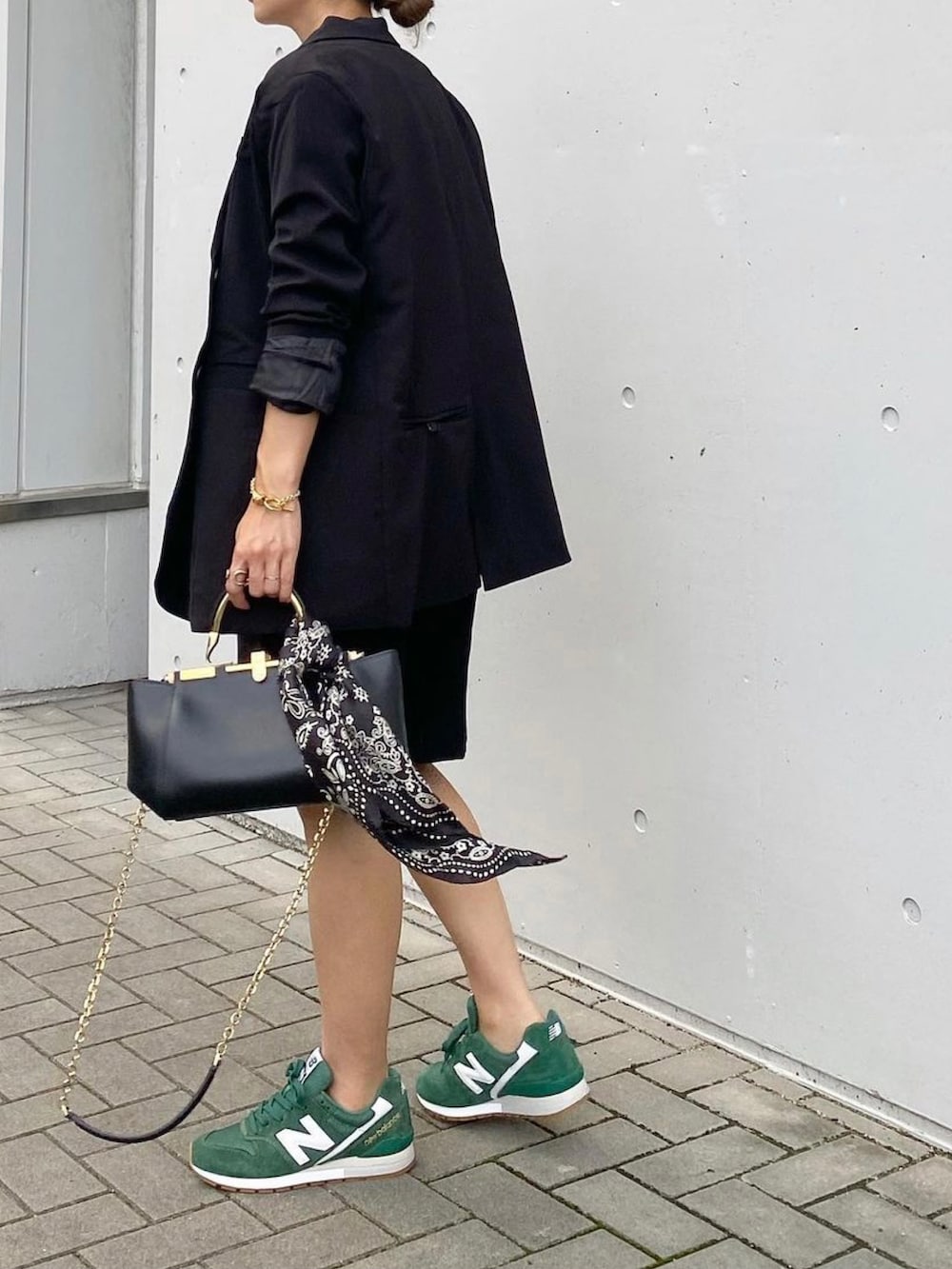 「テーラードジャケット、ジャケット、ジャケットスタイル、セットアップ風、plachic、ZARA、バミューダパンツ、ZANCHETTI、manipuri、スカーフ、スニーカー、グリーン、New Balance、オトナカジュアル、きれいめカジュアル」｜「plachicのアイテム（テーラードジャケット、ホワイト系）」を使った、mikaさん（レディース・157cm）の秋コーディネートの3枚目の写真