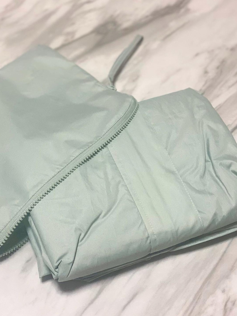 ブラック系のハンドバッグ、ブラック系のスカート、ブラック系のシューズを着用したレディースの春コーディネートの5枚目の写真