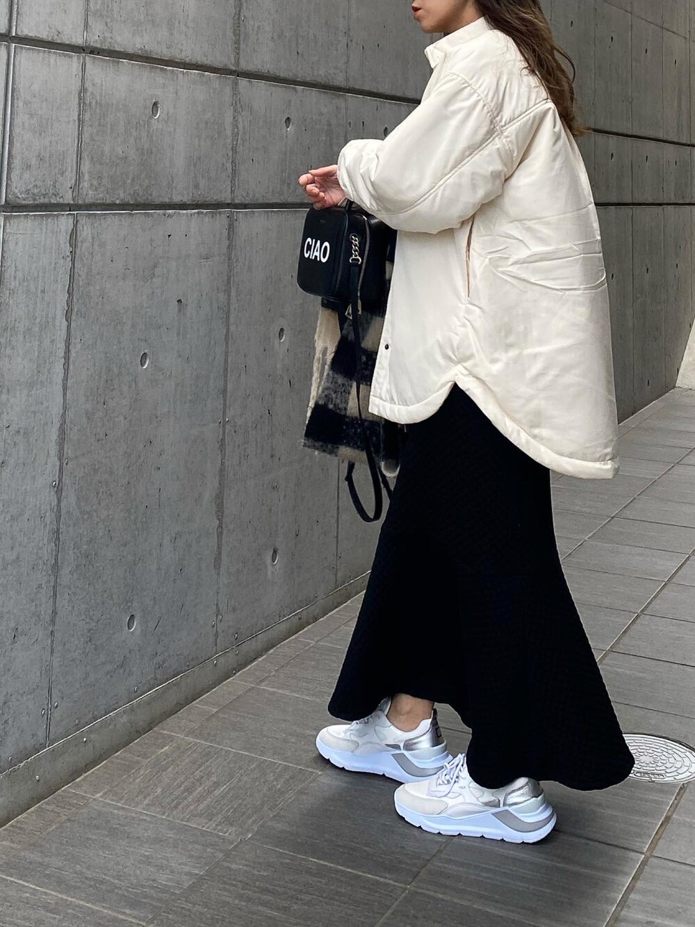 「中綿ジャケット、中綿ブルゾン、Ciena、Emmataylor、styledoor、ライトアウター、マーメイドスカート、キルティングスカート、plachic、aeyon、michino、ZARA、D.A.T.E、きれいめカジュアル、オトナカジュアル」｜「CIENAの中綿シャツブルゾン（ダウンジャケット/コート、ホワイト系）」を使った、mikaさん（レディース・157cm）の冬コーディネートの4枚目の写真