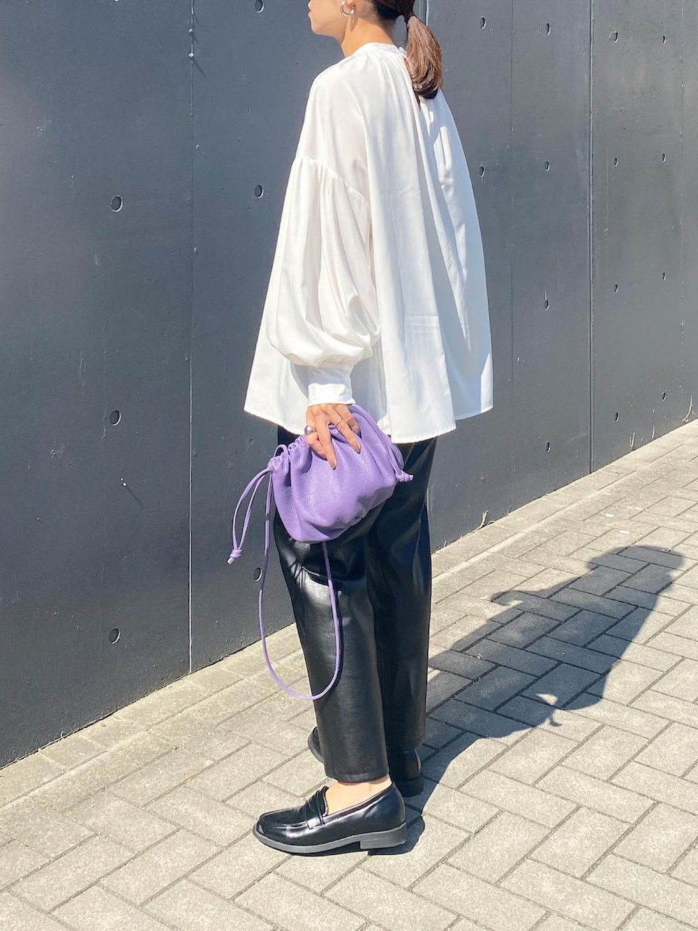 「JUNOAH、Louere、ブラウス、ブラウスコーデ、秋服コーデ、シンプルスタイル、ボリューム袖、巾着バッグ、AYAKOBAG、BONLECILL、ローファー、きれいめカジュアル、オトナカジュアル、ママコーデ、オトナ女子」｜「ZARAのアイテム（パンツ、ブラック系）」を使った、mikaさん（レディース・157cm）の秋コーディネートの2枚目の写真