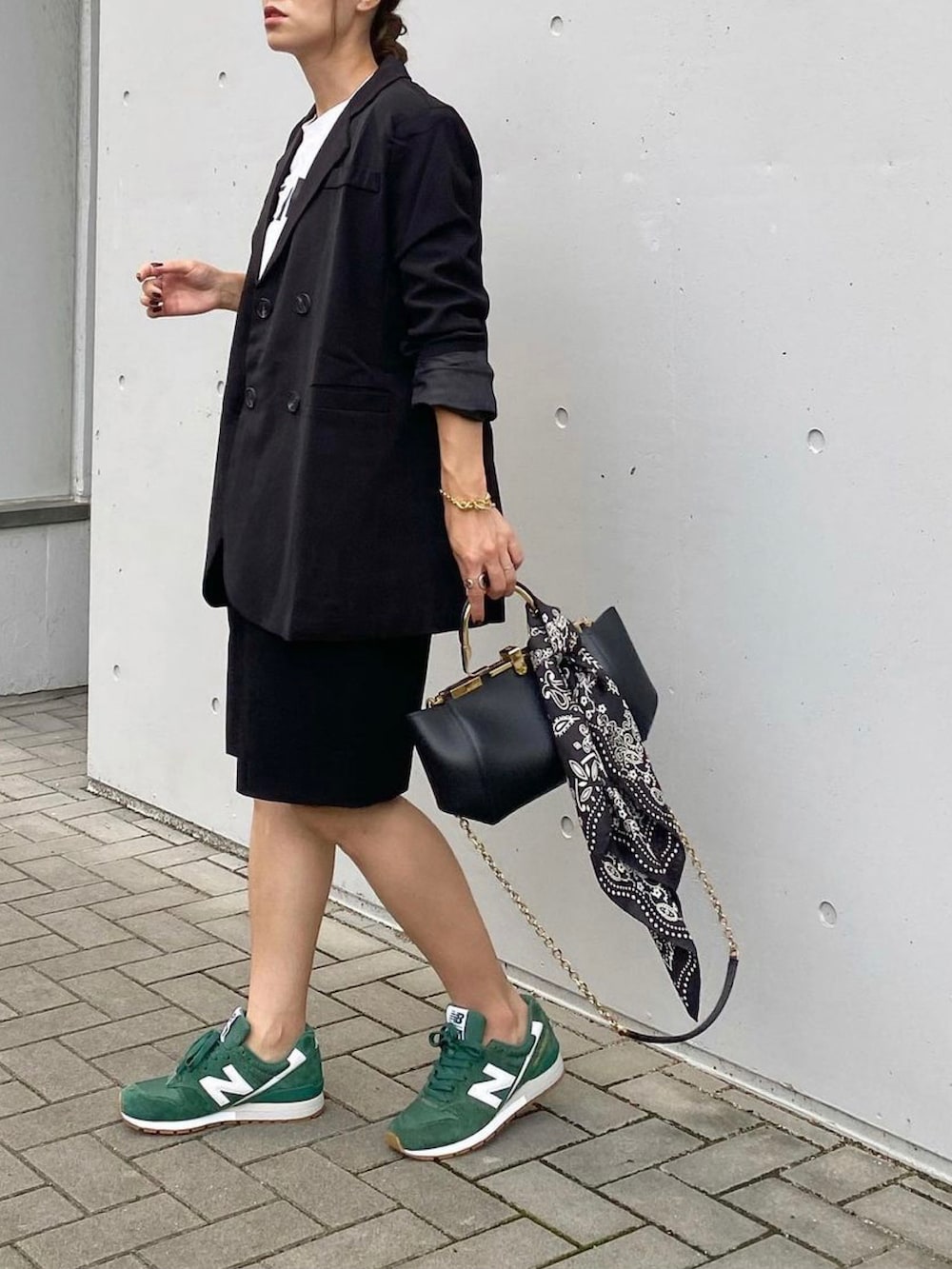 「テーラードジャケット、ジャケット、ジャケットスタイル、セットアップ風、plachic、ZARA、バミューダパンツ、ZANCHETTI、manipuri、スカーフ、スニーカー、グリーン、New Balance、オトナカジュアル、きれいめカジュアル」｜「plachicのアイテム（テーラードジャケット、ホワイト系）」を使った、mikaさん（レディース・157cm）の秋コーディネートの2枚目の写真