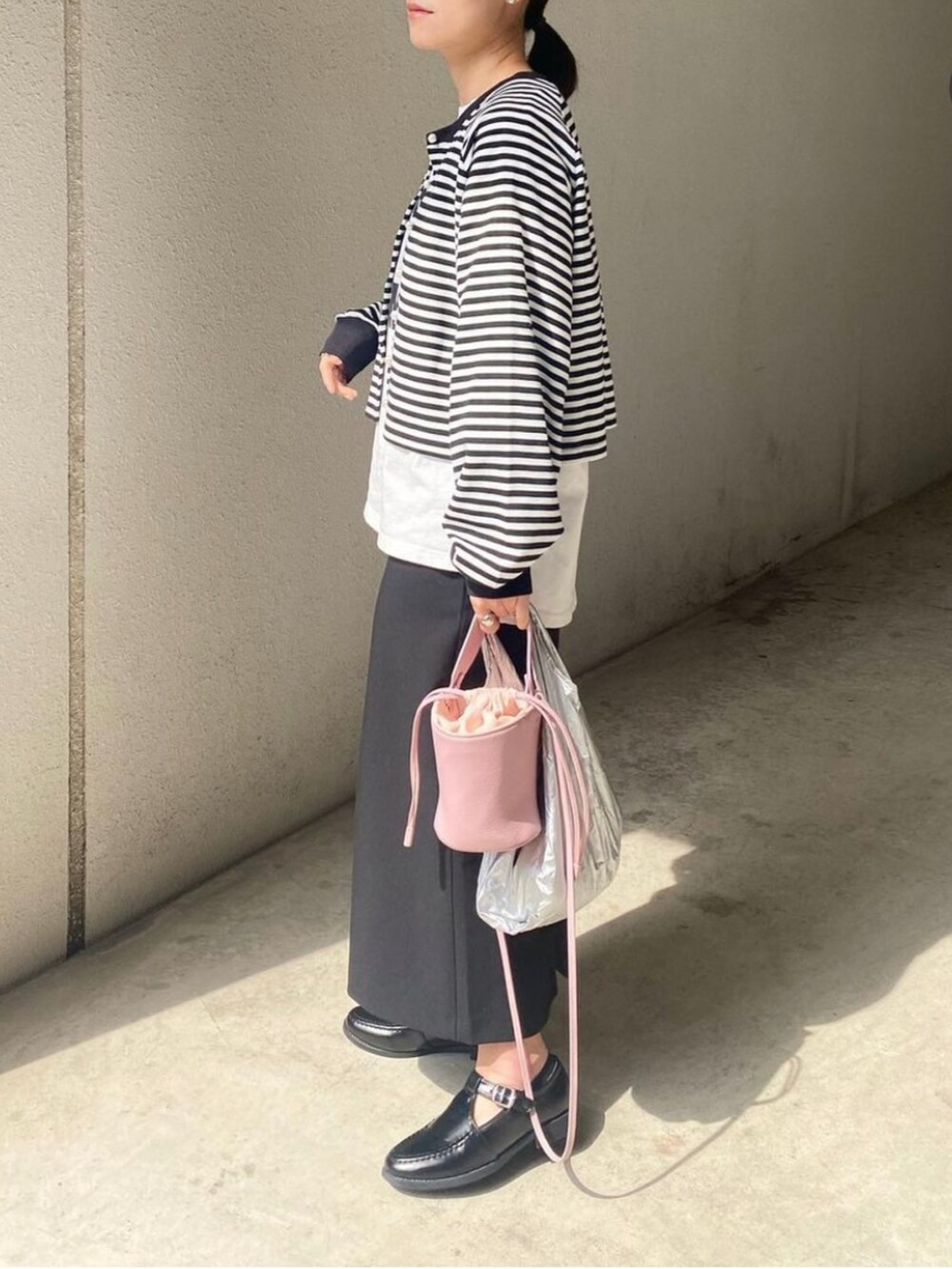 「BONLECILL、ボンルシール、春服デビュー宣言、カーディガン、カーディガンコーデ、ボーダー、パールボタン、クロップド丈、ローファー、ローファーコーデ、ストラップシューズ、大人カジュアル、きれいめカジュアル、ママコーデ、T字ストラップ」｜「BONLECILLのフェイクレザー T字ストラップローファー（ローファー、ブラック系）」を使った、mikaさん（レディース・157cm）の春コーディネートの2枚目の写真