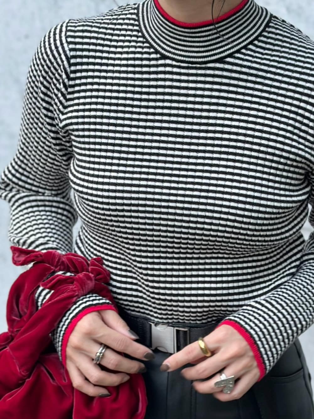 ブラック系のニット/セーター、レッド系のトートバッグ、ブラック系のその他パンツを着用したレディースの秋コーディネートの4枚目の写真