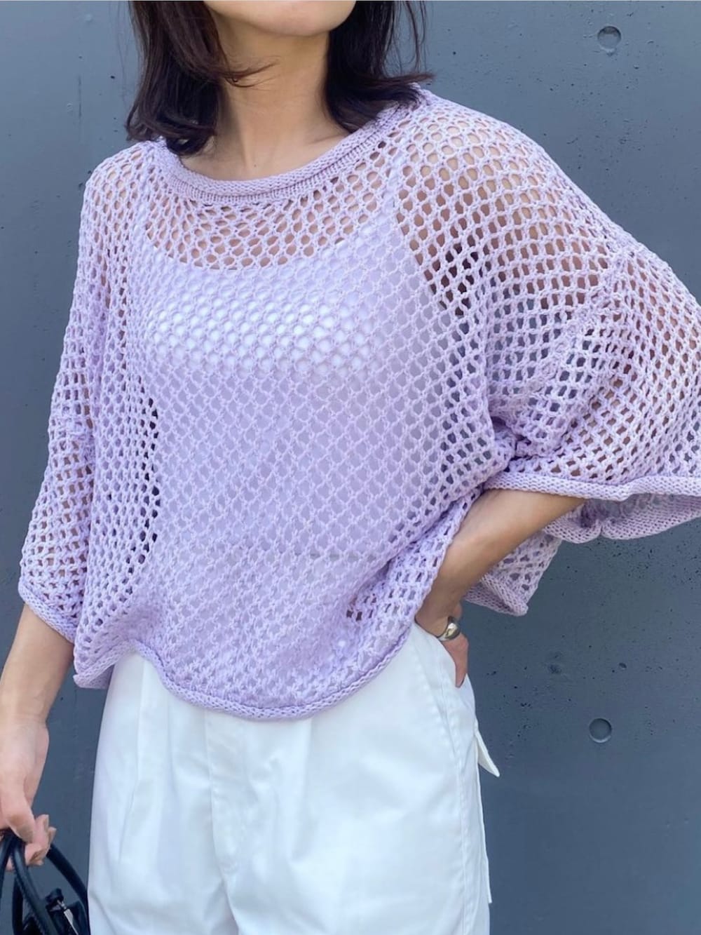 「Angie、ANGIE、ANGIE VINTAGE、メッシュニット、メッシュトップス、クロップドトップス、クロップド丈、GRL、グレイル、カーゴパンツ、サンダル、きれいめカジュアル、オトナカジュアル、ママコーデ、ママファッション」｜「GRLのアイテム（カーゴパンツ、ホワイト系）」を使った、mikaさん（レディース・157cm）の春コーディネートの5枚目の写真