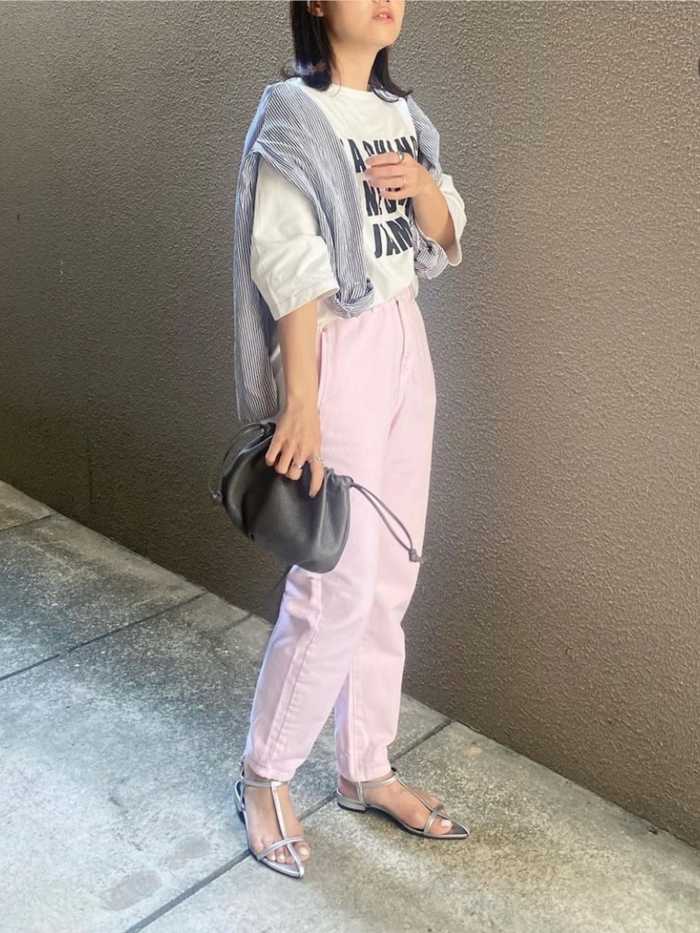 「bohmal、ボマール、bohmal_style、bohmal_official、Tストラップサンダル、ZARA、オトナカジュアル、きれいめカジュアル、メタリックサンダル、メタリック、ママコーデ、ママファッション、大人コーデ、ピンク、ピンクパンツ」｜「bohmalのポインテッドトゥTストラップサンダル（サンダル、シルバー系）」を使った、mikaさん（レディース・157cm）の春コーディネートの2枚目の写真