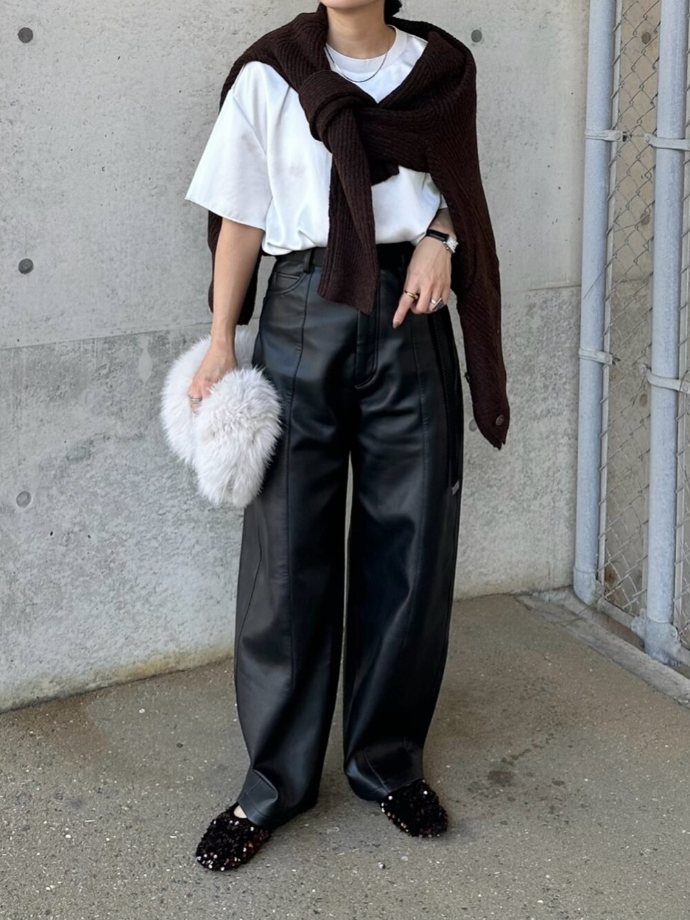 ブラック系のその他パンツ、ブラウン系のカーディガン/ボレロ、ホワイト系のハンドバッグを着用したレディースの秋コーディネートの4枚目の写真