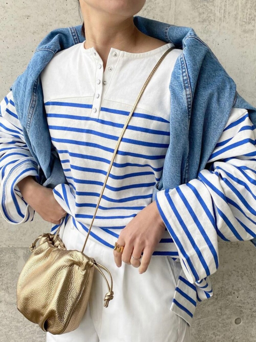 「bab、babshowroom、ボーダー、ボーダートップス、ブルー、ブルー x ホワイト、GRL、グレイル、カーゴパンツ、Fabby fabby、甲深パンプス、巾着バッグ、メタリック、きれいめカジュアル、オトナカジュアル」｜「GRLのアイテム（カーゴパンツ、ホワイト系）」を使った、mikaさん（レディース・157cm）の冬コーディネートの5枚目の写真