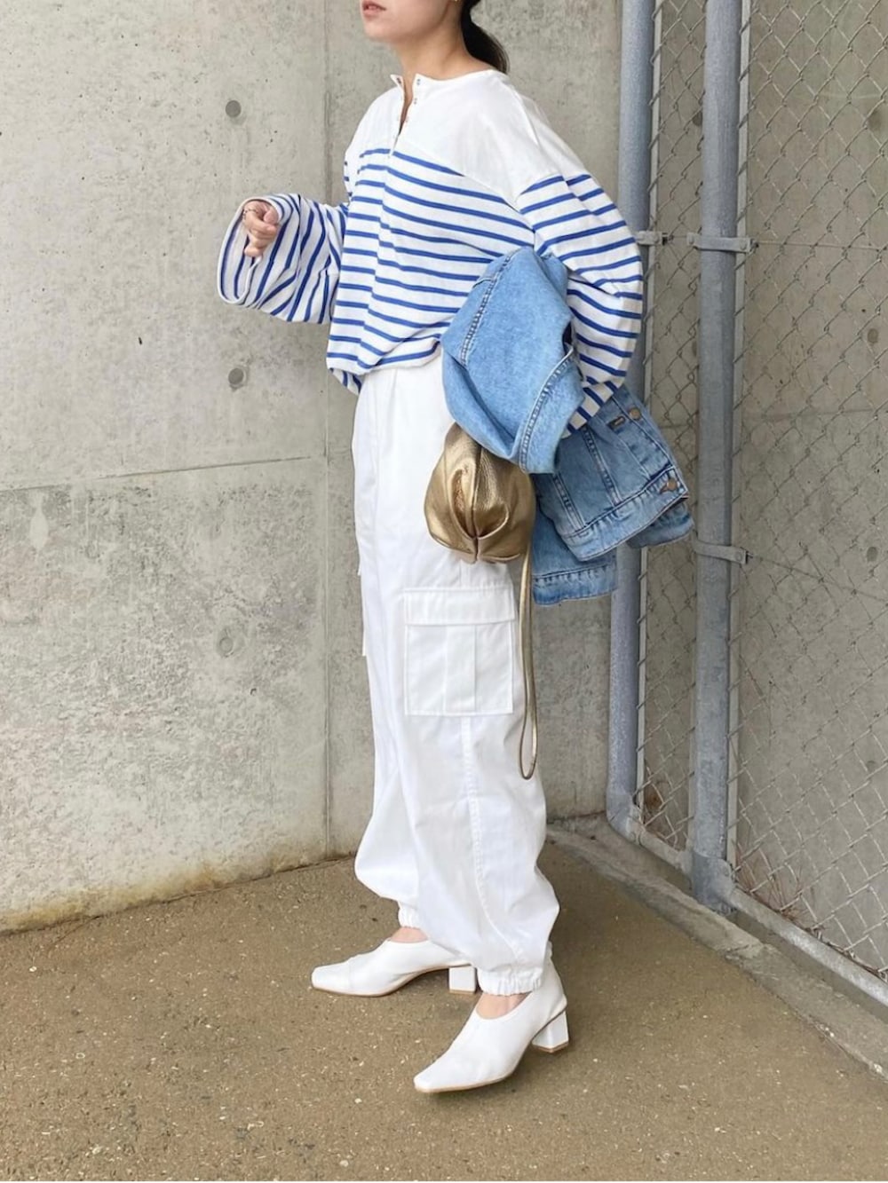 「bab、babshowroom、ボーダー、ボーダートップス、ブルー、ブルー x ホワイト、GRL、グレイル、カーゴパンツ、Fabby fabby、甲深パンプス、巾着バッグ、メタリック、きれいめカジュアル、オトナカジュアル」｜「GRLのアイテム（カーゴパンツ、ホワイト系）」を使った、mikaさん（レディース・157cm）の冬コーディネートの2枚目の写真