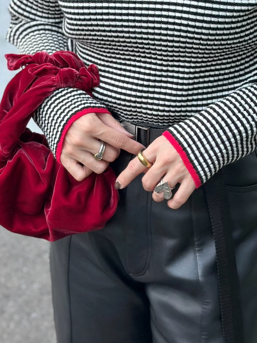 ブラック系のニット/セーター、レッド系のトートバッグ、ブラック系のその他パンツを着用したレディースの秋コーディネートの5枚目の写真