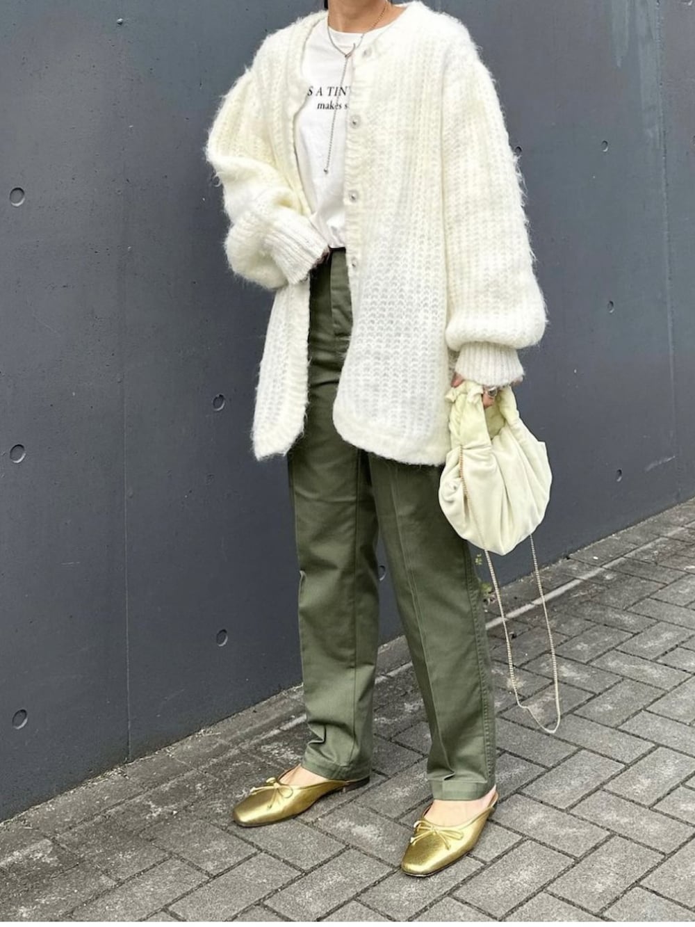 「ANGIE VINTAGE、Angie、ANGIE、ベイカーパンツ、ハイウエストパンツ、シャギーニット、bab、PAPYRUS、パンツスタイル、きれいめカジュアル、オトナカジュアル、大人カジュアル、ファッションを楽しもう、ママコーデ、ママファッション」｜「Babのモヘヤライクシャギーカーディガン（カーディガン/ボレロ、ホワイト系）」を使った、mikaさん（レディース・157cm）の秋コーディネートの3枚目の写真