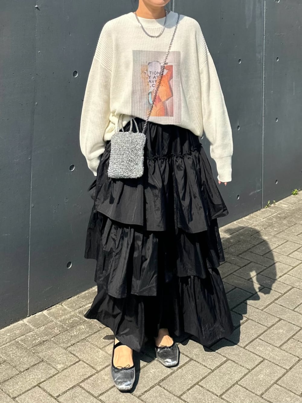 「notch.、notch. by yui、今日のコーデ、春服コーデ、大人カジュアルコーデ、大人かわいい、スカートコーデ、春ニット、ティアードスカート、スプリングニット、フォトプリント、ゆるコーデ、お洒落さんとつながりたい、ラフコーデ、楽チンコーデ」｜「notch.のフォトプリントプルオーバーニット（ニット/セーター、ホワイト系）」を使った、mikaさん（レディース・157cm）の春コーディネートの4枚目の写真