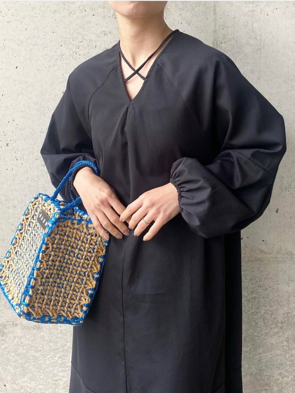 「JUNOAH、ワンピース、マーメイドワンピース、ブラックワンピース、ブラックコーデ、MARNI MARKET、marni、かごバッグ、きれいめカジュアル、オトナカジュアル、オトナ女子、ママコーデ、ママファッション、大人女子、春夏コーデ」｜「MARNI MARKETのアイテム（かごバッグ、ブルー系）」を使った、mikaさん（レディース・157cm）の春コーディネートの4枚目の写真