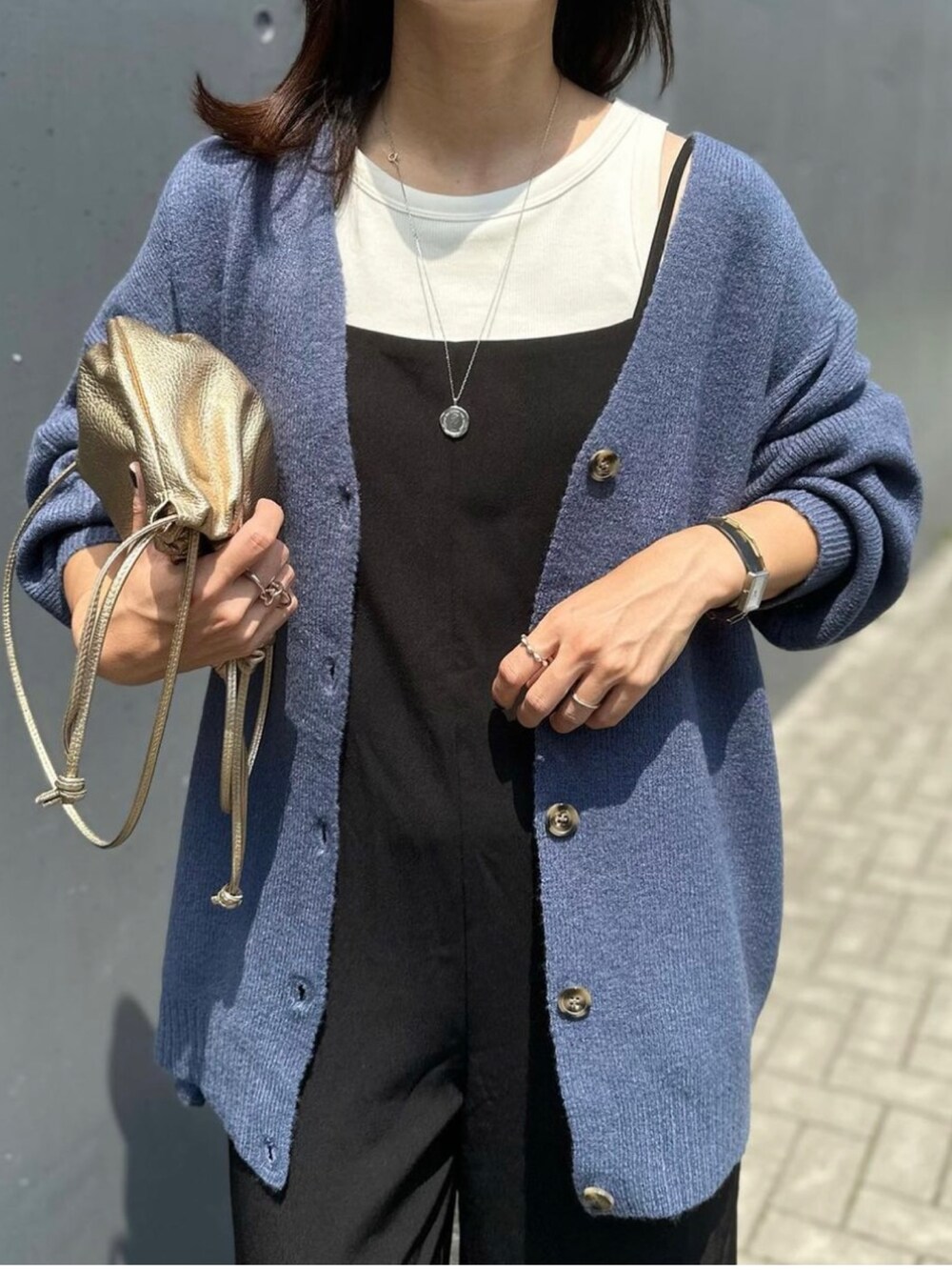 「ANGIE VINTAGE、ANGIE、angie_ootd、angie_vintage、カーディガン、カーディガンコーデ、オーバーサイズ、オーバーサイズニット、サロペット、evernavy、HEWN、ファーサンダル、巾着バッグ、オトナカジュアル、きれいめカジュアル」｜「ANGIEの【2023AW】オーバーサイズVネックニットカーディガン（カーディガン/ボレロ、ブルー系）」を使った、mikaさん（レディース・157cm）の夏コーディネートの5枚目の写真