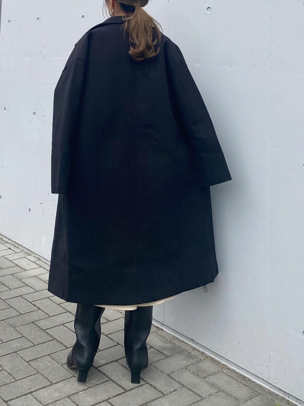 「冬コーデ、ロングコート、チェスターコート、ダブルボタン、plachic、H&M、ロゴスウェット、カレッジスウェット、カレッジロゴ、GRL、グレイル、モノトーン、きれいめカジュアル、オトナカジュアル、ロングブーツ」｜「plachicのアイテム（ジャケット/アウター、ホワイト系）」を使った、mikaさん（レディース・157cm）の秋コーディネートの3枚目の写真
