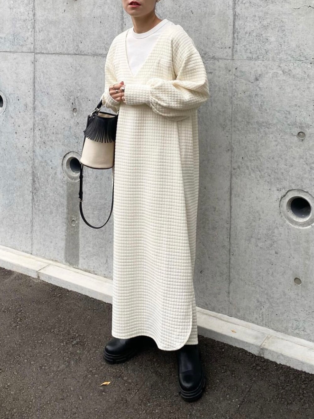 「bab、babcode、ワンピース、モノトーン、モノトーンコーデ、私の推しブランド、春服、AYAKOBAG、SHOO-LA-RUE、チェルシーブーツ、フリンジバッグ、きれいめカジュアル、オトナカジュアル、ママコーデ、ママファッション」｜「ayakobagのアイテム（バッグ、ホワイト系）」を使った、mikaさん（レディース・157cm）の冬コーディネートの4枚目の写真