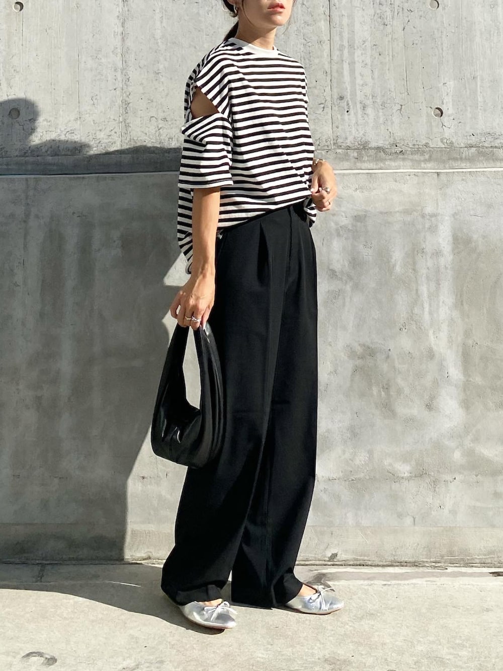 「moment+、momentplus、モーメントプラス、ボーダー、ボーダートップス、ボーダーTシャツ、カットアウト、Tシャツ、UNIQLO、タックワイドパンツ、ZARA、バレエシューズ、モノトーン、きれいめカジュアル、オトナカジュアル」｜「UNIQLOのアイテム（パンツ、ブラック系）」を使った、mikaさん（レディース・157cm）の秋コーディネートの2枚目の写真