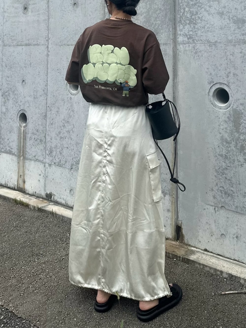 「NAVAL、naval_tokyo、NAVAL別注BENDAVIS、BEN DAVIS、ベンデイビス、夏コーデ、Tシャツ、ブラウン、グラフィックＴ、大人カジュアルコーデ、夏服、夏ファッション、大人ファッション、ママファッション、夏服コーデ」｜「BEN DAVISの【BEN DAVIS（ベンデイビス）】BUBBLE LOGO TEE NV / Tシャツ クルーネック 半袖 プリント（Tシャツ/カットソー、ブラウン系）」を使った、mikaさん（レディース・157cm）の夏コーディネートの2枚目の写真