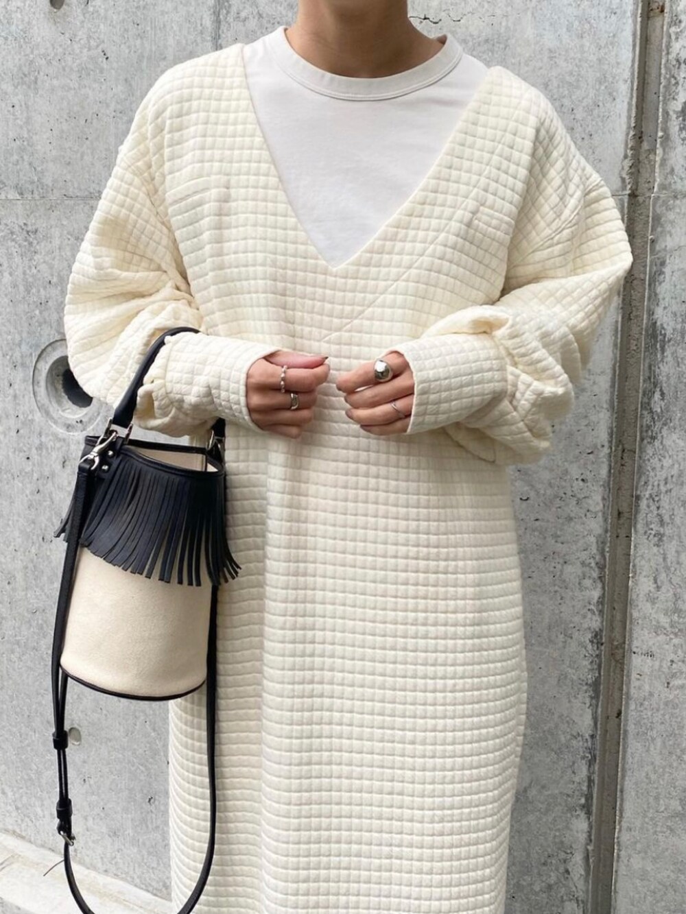 「bab、babcode、ワンピース、モノトーン、モノトーンコーデ、私の推しブランド、春服、AYAKOBAG、SHOO-LA-RUE、チェルシーブーツ、フリンジバッグ、きれいめカジュアル、オトナカジュアル、ママコーデ、ママファッション」｜「ayakobagのアイテム（バッグ、ホワイト系）」を使った、mikaさん（レディース・157cm）の冬コーディネートの5枚目の写真