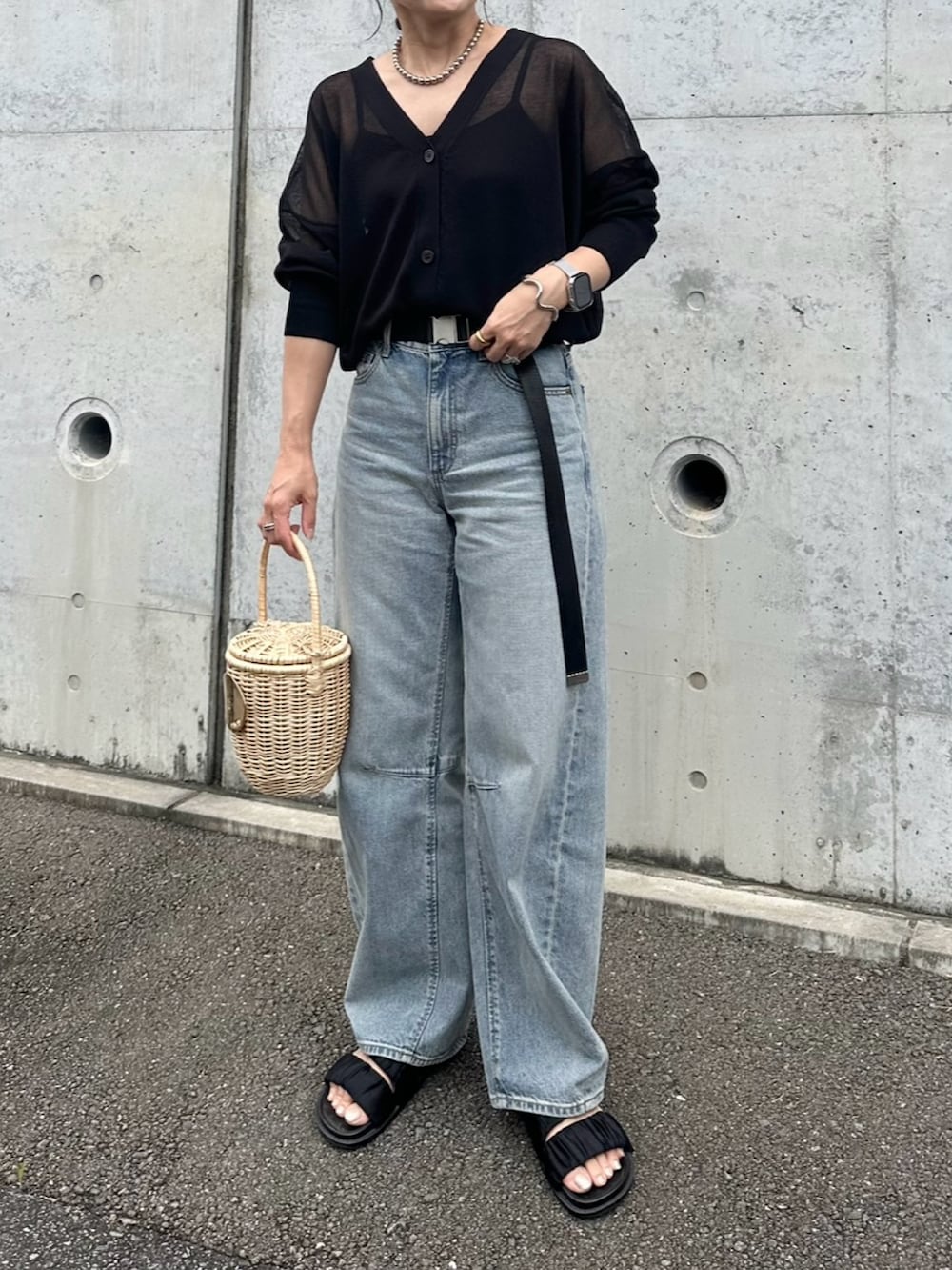 「notch.、ノッチ、シアーカーディガン、シアートップス、カーディガン、デニム、夏ルックで気分アップ、大人ファッション、パンツコーデ、シンプルカジュアル、40代ファッション、ブラックカーディガン、ママコーデ、オトナカジュアル、オトナ女子」｜「ZARAのアイテム（サンダル、ブラック系）」を使った、mikaさん（レディース・157cm）の夏コーディネートの3枚目の写真