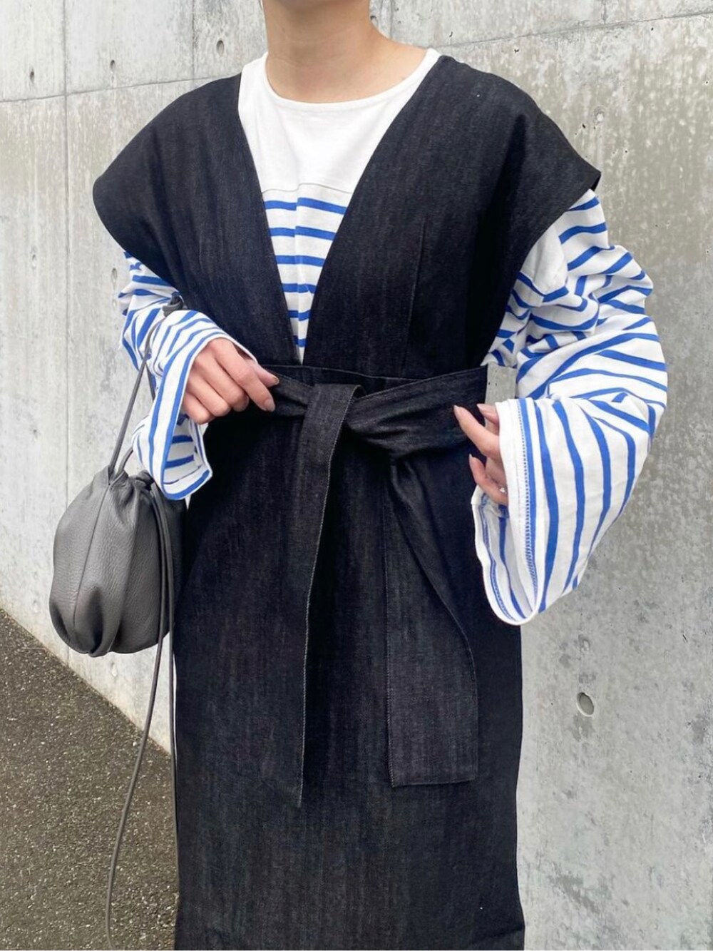 「bab、babshowroom、ボーダー、ボーダートップス、デニム、デニムワンピース、春コーデ、ワンピース、ほめられ本命コーデ、LeTalon、リボンパンプス、AYAKOBAG、巾着バッグ、きれいめカジュアル、オトナカジュアル」｜「LE TALONのポインテッドダブルリボンフラット（その他シューズ、ブラック系）」を使った、mikaさん（レディース・157cm）の冬コーディネートの5枚目の写真