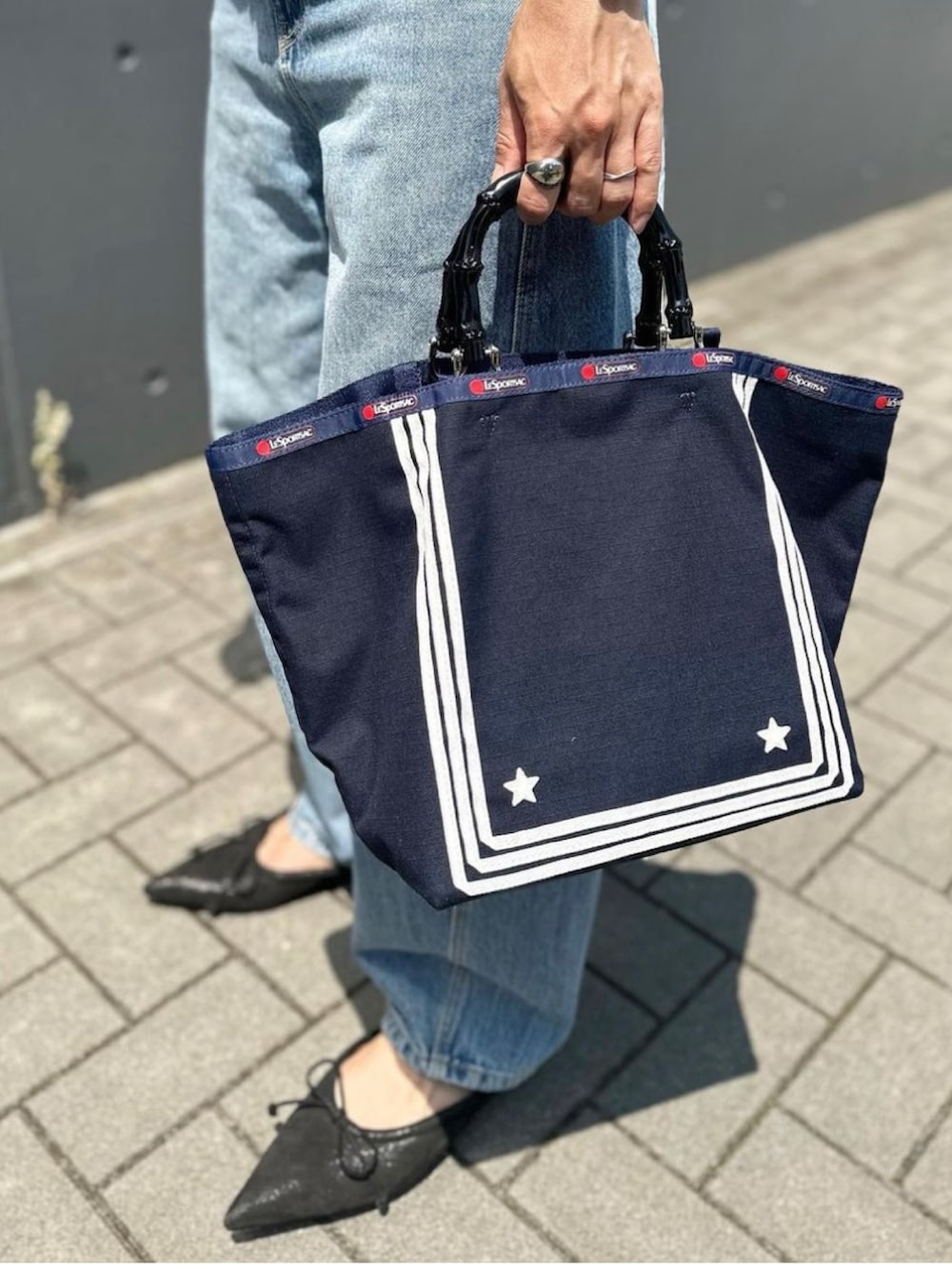 「lesportsac、レスポートサック、lesportsacatelier、レスポートサックアトリエ、トートバッグ、夏コーデ、ブラウス、ブラウス×デニム、ブラウスコーデ、オトナカジュアル、きれいめカジュアル、シンプル、ママコーデ、カジュアルコーデ、デニムコーデ」｜「LeSportsacのMED SAILOR TOTE セーラーディープシーブルー（トートバッグ、ブルー系）」を使った、mikaさん（レディース・157cm）の夏コーディネートの4枚目の写真