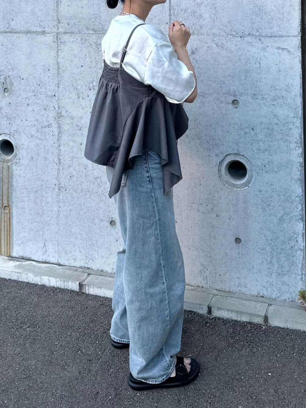 「GALLEST、ギャレスト、キャミビスチェ、レイヤードスタイル、夏ルックで気分アップ、白Tシャツ、パンツスタイル、40代ファッション、ママコーデ、ママファッション、キャミソール、キレイめカジュアル」｜「GALLESTの【セットアップ可能】サキソニービスチェ（タンクトップ、グレー系）」を使った、mikaさん（レディース・157cm）の夏コーディネートの2枚目の写真