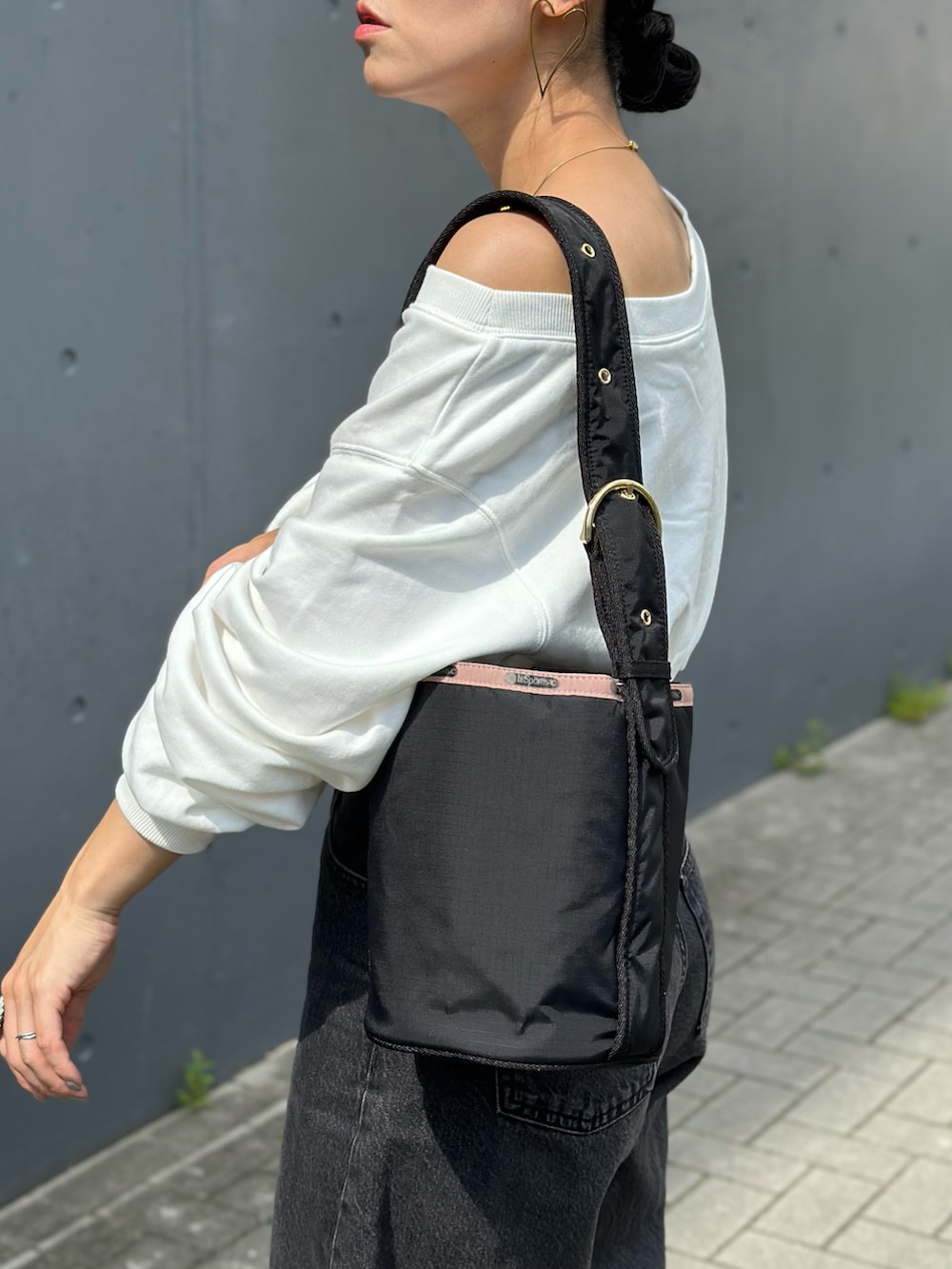 「lesportsac、LeSportsac、レスポートサック、レスポートサックアトリエ、lesportsacatelier、秋っぽコーデ更新中、ワンショルダーバッグ、オフショル、オフショルスウェット、デニム、バレルレッグジーンズ、GU、きれいめカジュアル、オトナカジュアル、秋冬コーデ」｜「sh_kiのアイテム（スウェット、ホワイト系）」を使った、mikaさん（レディース・157cm）の秋コーディネートの4枚目の写真