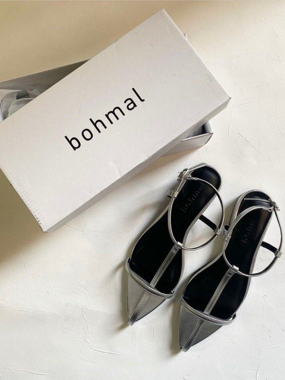 「bohmal、ボマール、bohmal_style、bohmal_official、Tストラップサンダル、ZARA、オトナカジュアル、きれいめカジュアル、メタリックサンダル、メタリック、ママコーデ、ママファッション、大人コーデ、ピンク、ピンクパンツ」｜「bohmalのポインテッドトゥTストラップサンダル（サンダル、シルバー系）」を使った、mikaさん（レディース・157cm）の春コーディネートの5枚目の写真