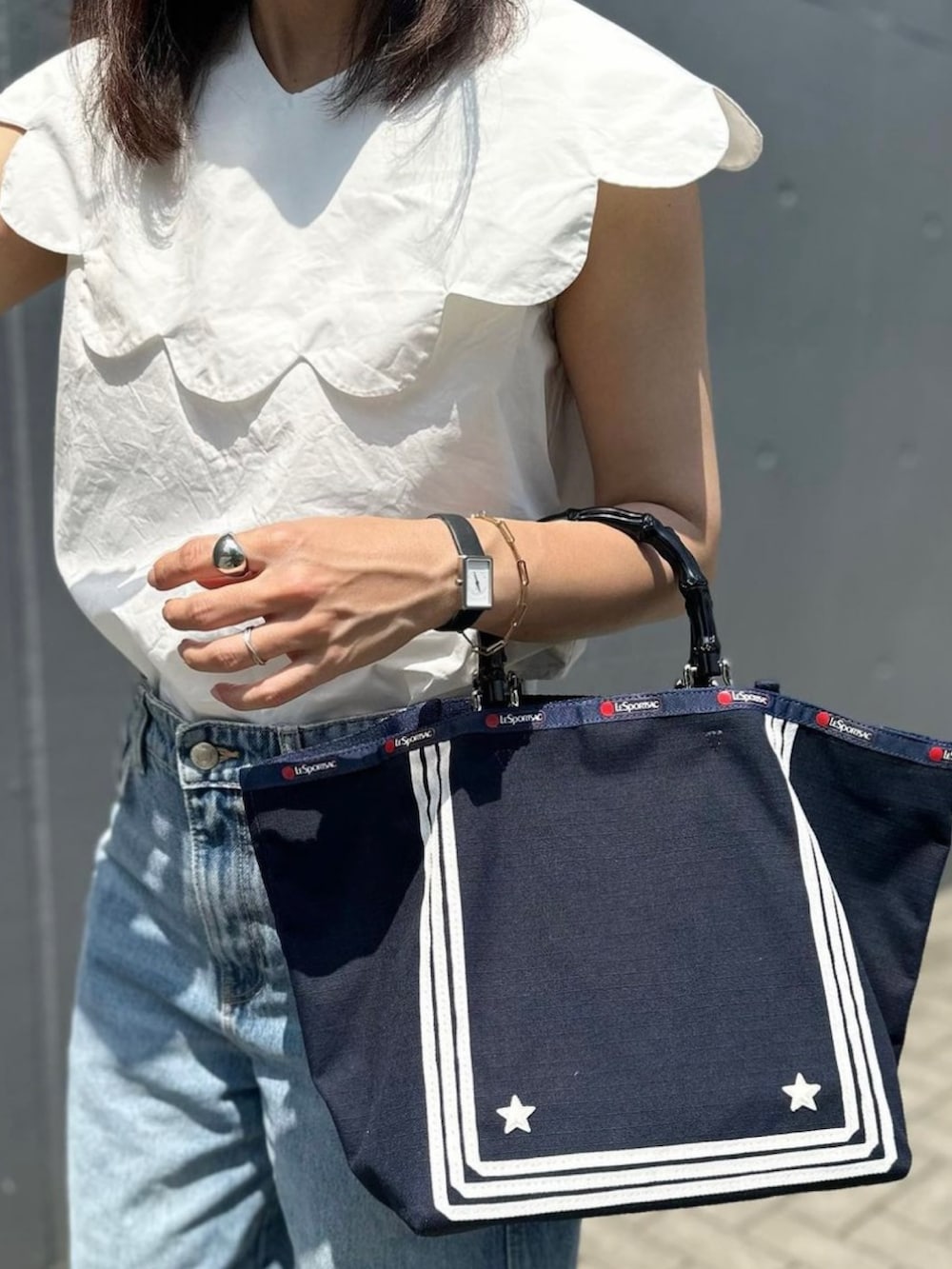 「lesportsac、レスポートサック、lesportsacatelier、レスポートサックアトリエ、トートバッグ、夏コーデ、ブラウス、ブラウス×デニム、ブラウスコーデ、オトナカジュアル、きれいめカジュアル、シンプル、ママコーデ、カジュアルコーデ、デニムコーデ」｜「LeSportsacのMED SAILOR TOTE セーラーディープシーブルー（トートバッグ、ブルー系）」を使った、mikaさん（レディース・157cm）の夏コーディネートの3枚目の写真